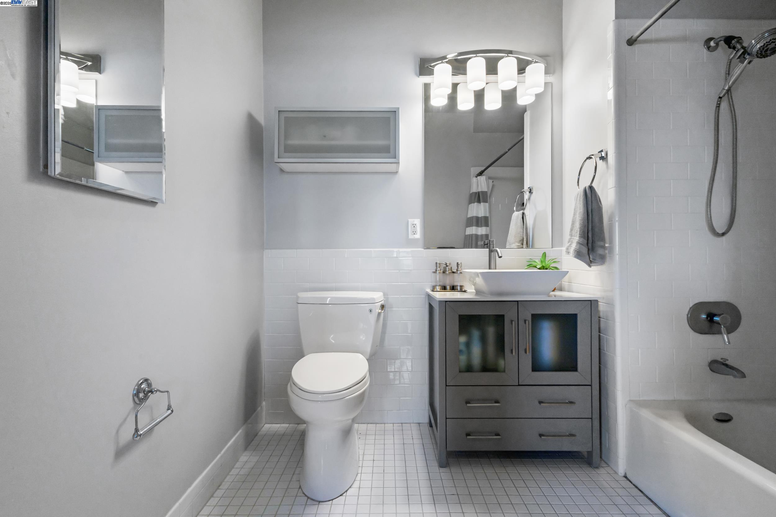 371 30Th St # 301, Oakland, California 94609, 1 Bedroom Bedrooms, 3 Rooms Rooms,1 BathroomBathrooms,Residential,For Sale,371 30Th St # 301,41087455