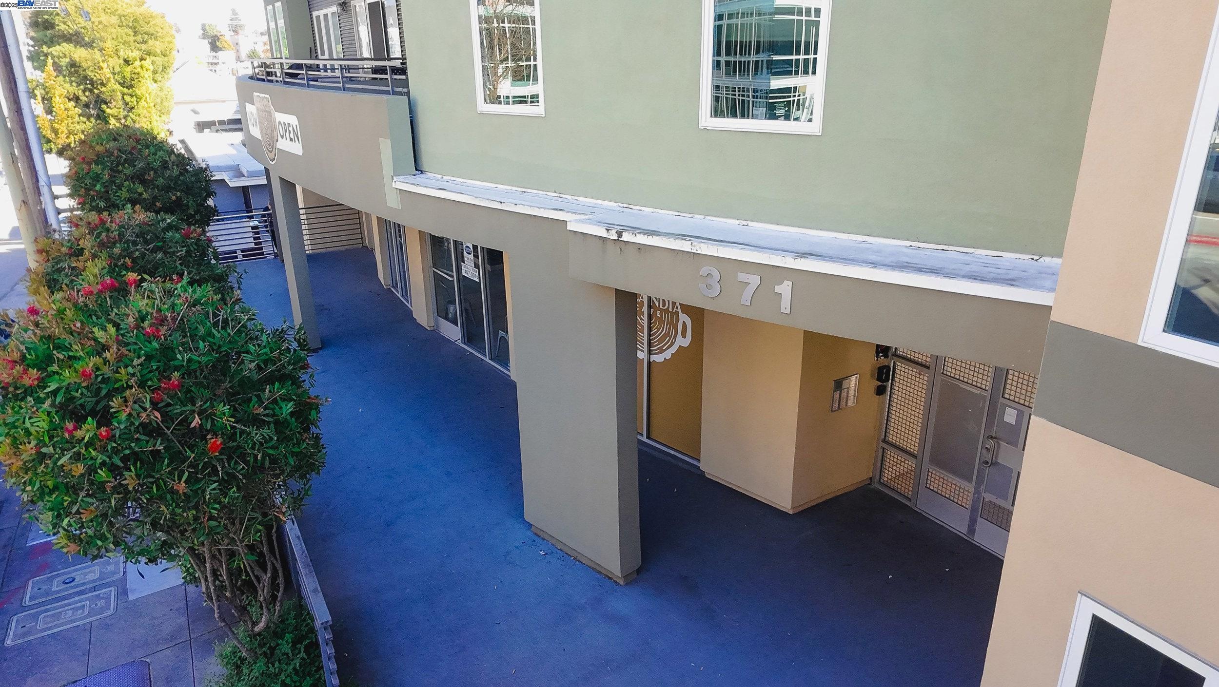 371 30Th St # 301, Oakland, California 94609, 1 Bedroom Bedrooms, 3 Rooms Rooms,1 BathroomBathrooms,Residential,For Sale,371 30Th St # 301,41087455