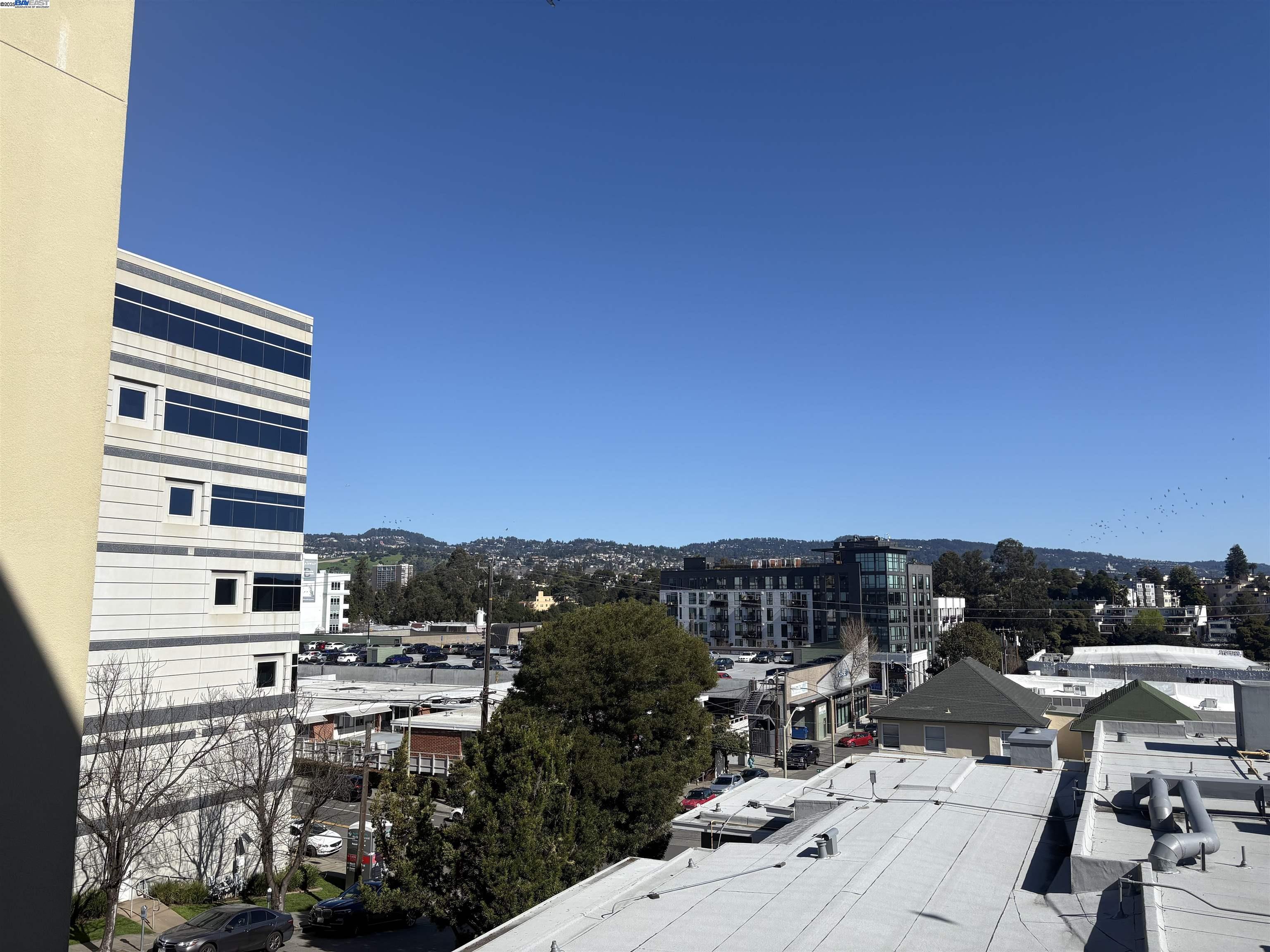 371 30Th St # 301, Oakland, California 94609, 1 Bedroom Bedrooms, 3 Rooms Rooms,1 BathroomBathrooms,Residential,For Sale,371 30Th St # 301,41087455