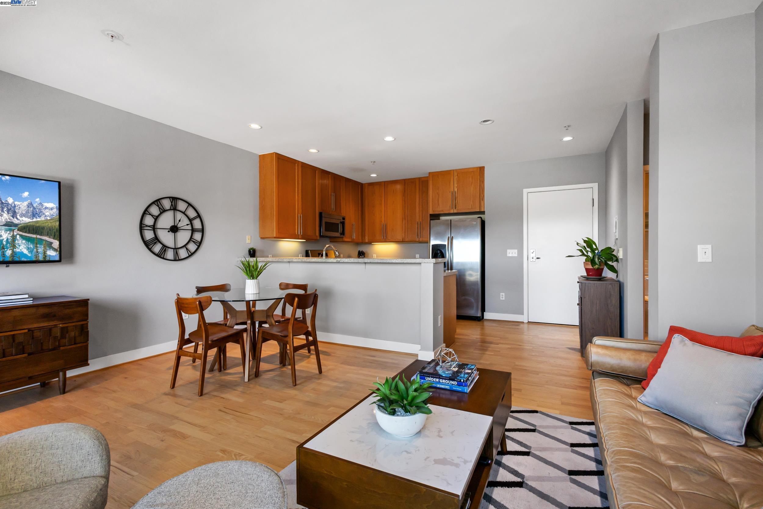 371 30Th St # 301, Oakland, California 94609, 1 Bedroom Bedrooms, 3 Rooms Rooms,1 BathroomBathrooms,Residential,For Sale,371 30Th St # 301,41087455