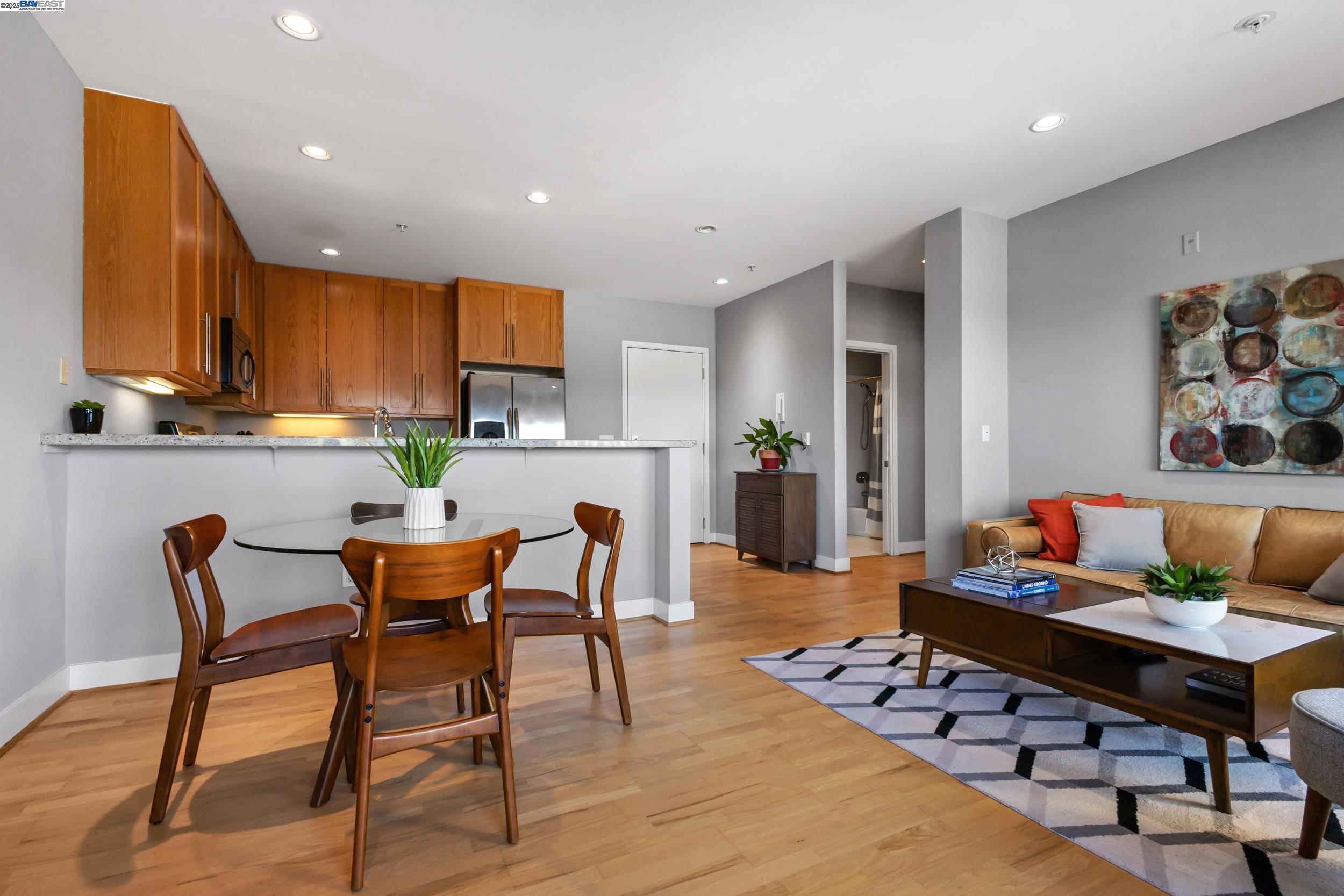 371 30Th St # 301, Oakland, California 94609, 1 Bedroom Bedrooms, 3 Rooms Rooms,1 BathroomBathrooms,Residential,For Sale,371 30Th St # 301,41087455