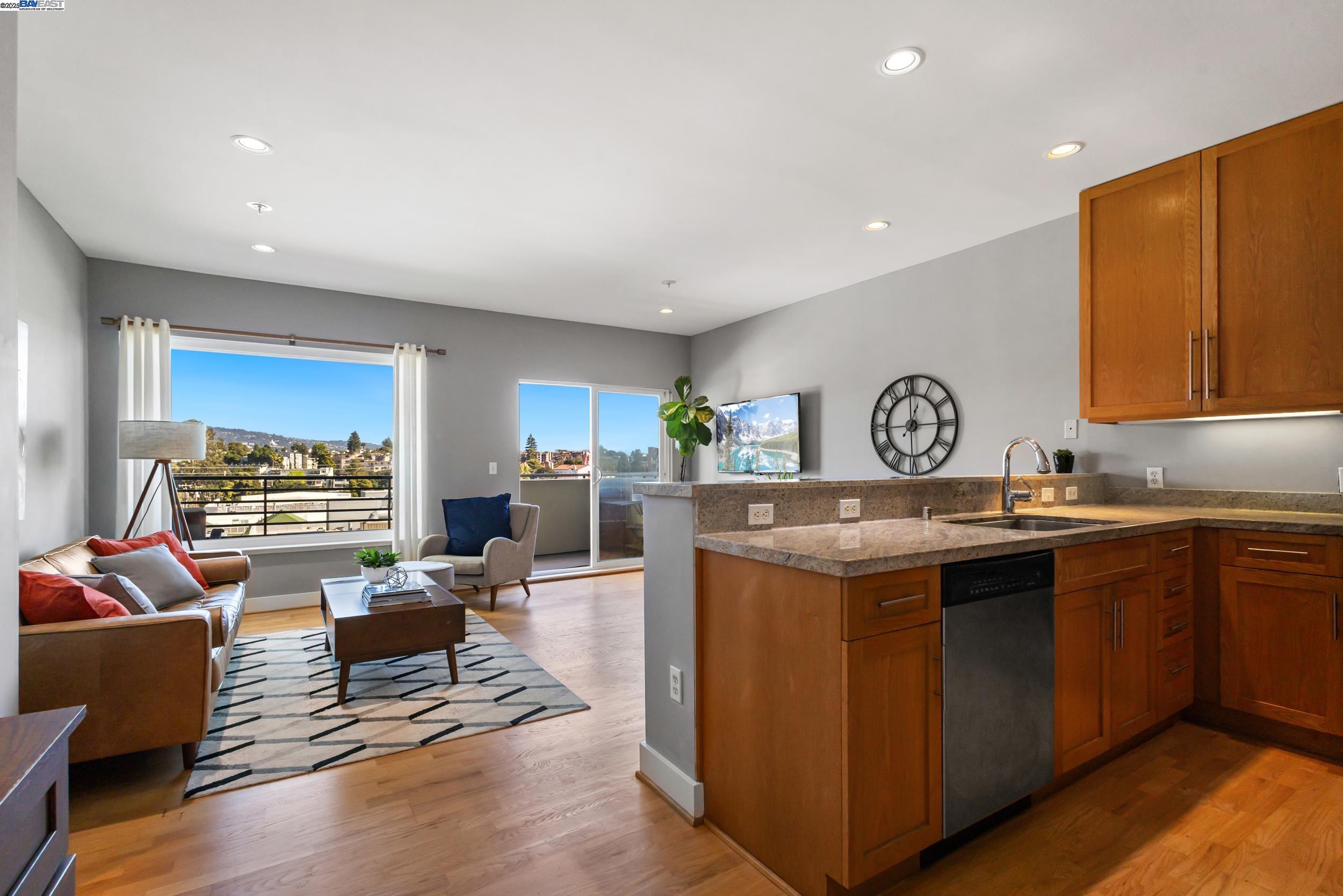 371 30Th St # 301, Oakland, California 94609, 1 Bedroom Bedrooms, 3 Rooms Rooms,1 BathroomBathrooms,Residential,For Sale,371 30Th St # 301,41087455