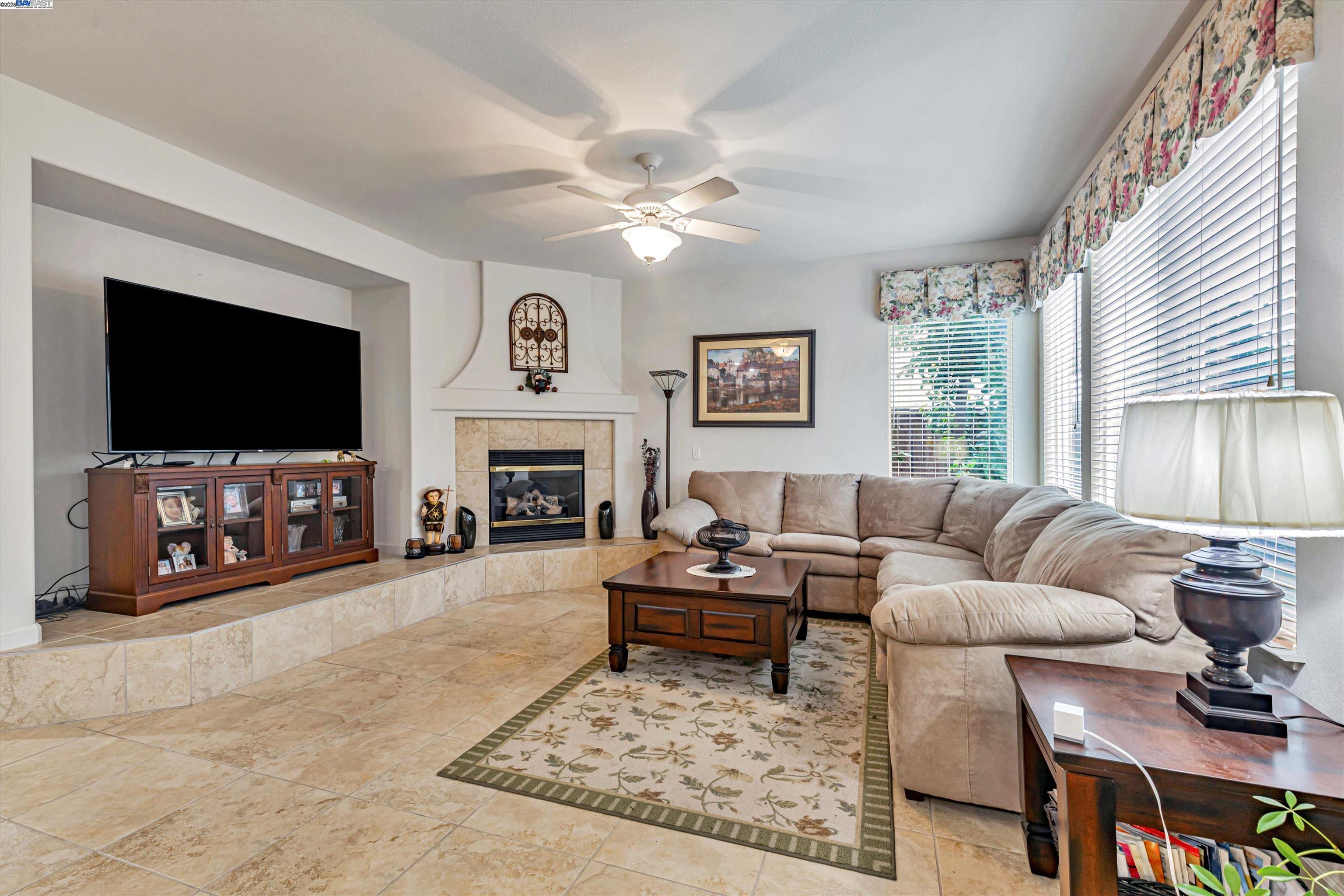 Detail Gallery Image 8 of 40 For 10866 Merritt Dr., Stockton,  CA 95219 - 5 Beds | 3 Baths