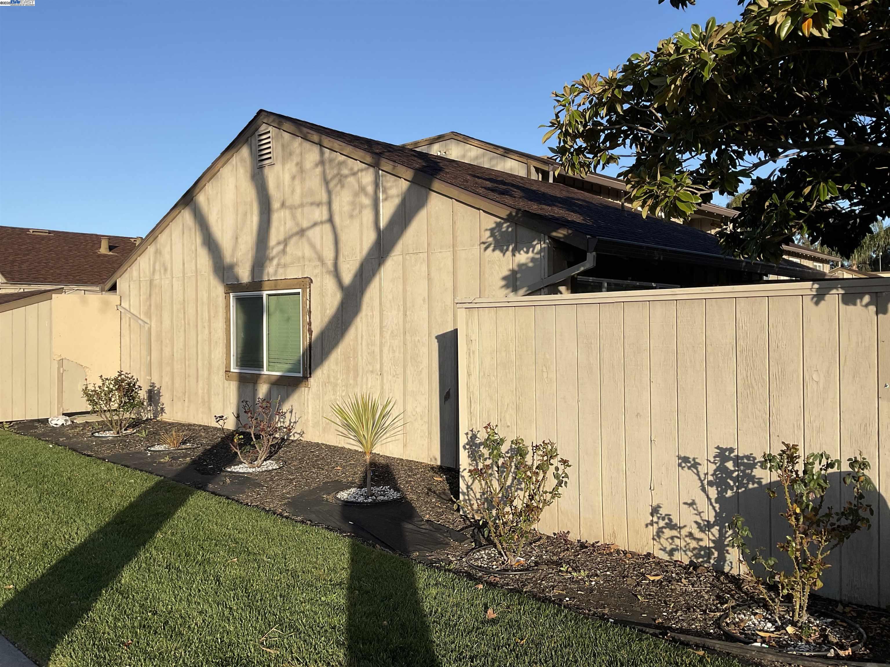 More Details about MLS # 41087512 : 2600 FAIRMONT LN