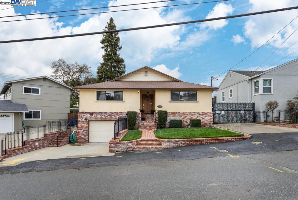 Detail Gallery Image 1 of 1 For 19091 Madison Ave, Castro Valley,  CA 94546 - 3 Beds | 3 Baths
