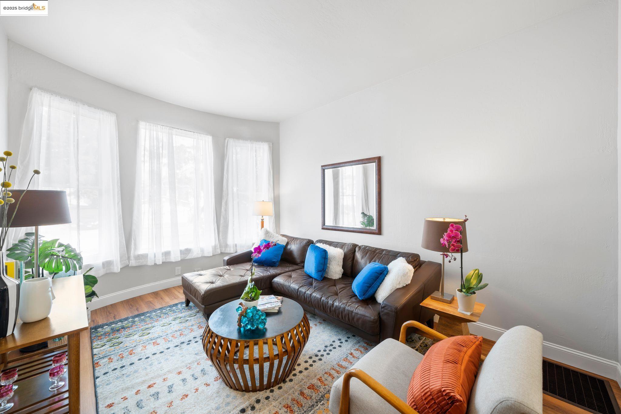 1923 West St, Oakland, California 94612, 4 Bedrooms Bedrooms, 6 Rooms Rooms,2 BathroomsBathrooms,Residential,For Sale,1923 West St,41087514