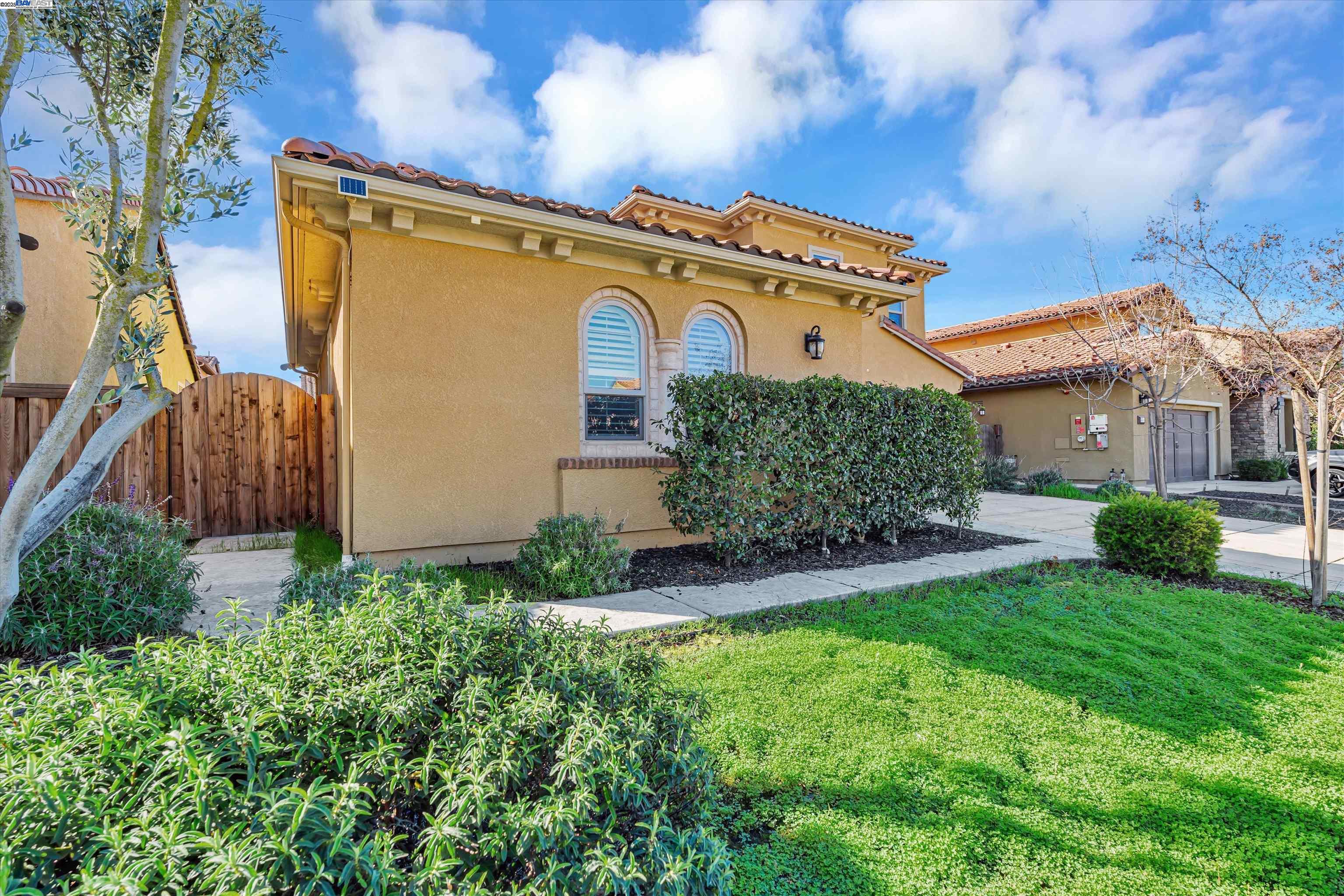 Detail Gallery Image 2 of 50 For 3602 Levanto Way, Manteca,  CA 95337 - 4 Beds | 3/1 Baths