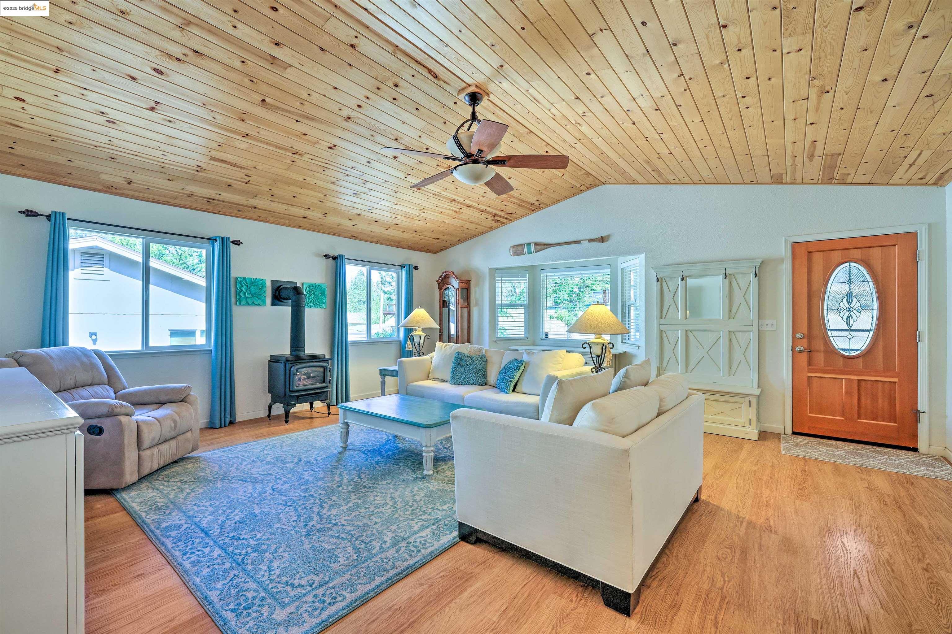 Detail Gallery Image 3 of 60 For 20838 Big Foot Circle, Groveland,  CA 95321-9505 - 3 Beds | 3 Baths