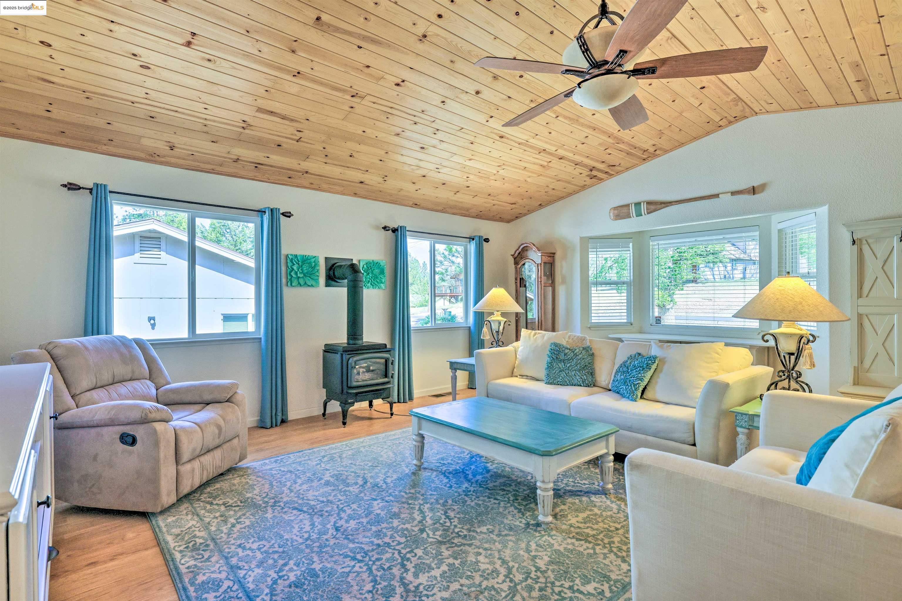 Detail Gallery Image 4 of 60 For 20838 Big Foot Circle, Groveland,  CA 95321-9505 - 3 Beds | 3 Baths