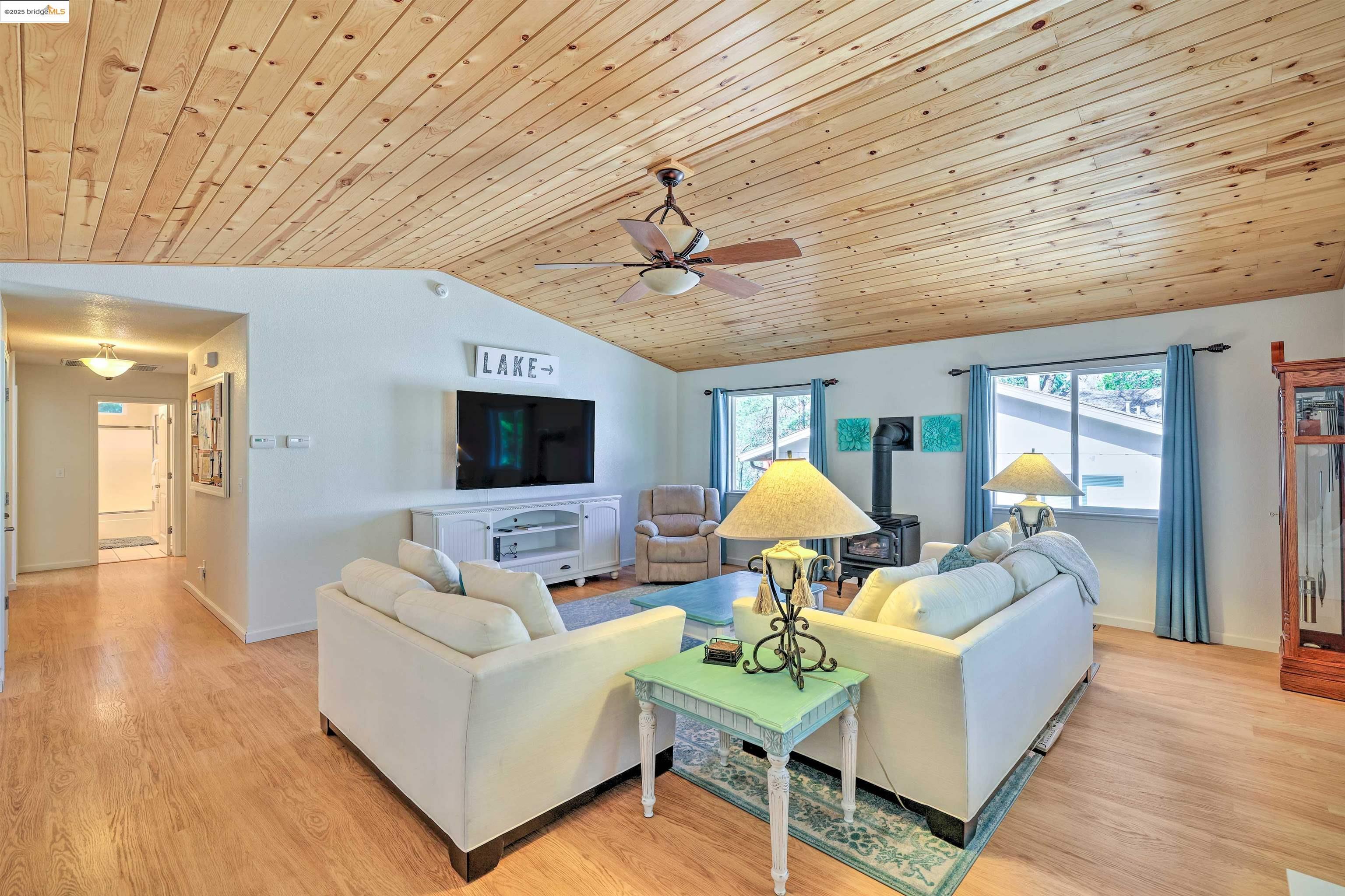 Detail Gallery Image 8 of 60 For 20838 Big Foot Circle, Groveland,  CA 95321-9505 - 3 Beds | 3 Baths