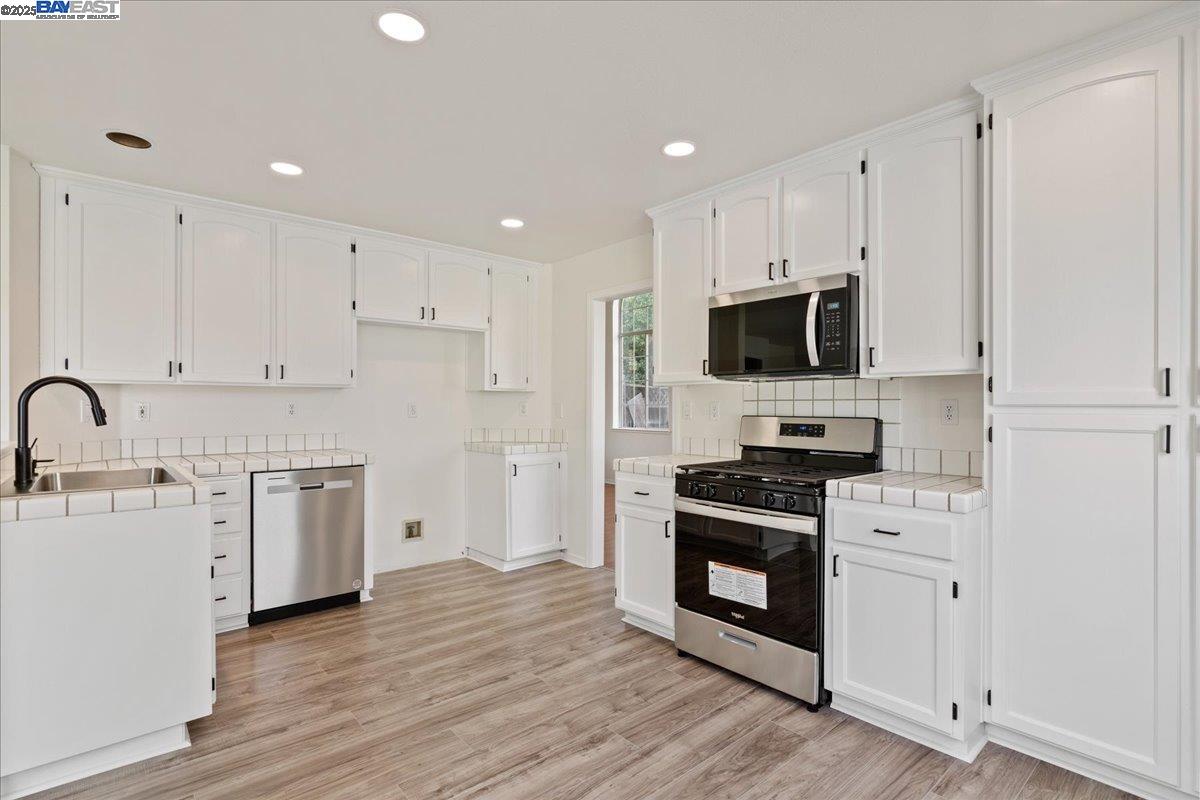 Detail Gallery Image 11 of 29 For 1605 Mount Silliman Way, Antioch,  CA 94531 - 3 Beds | 2/1 Baths