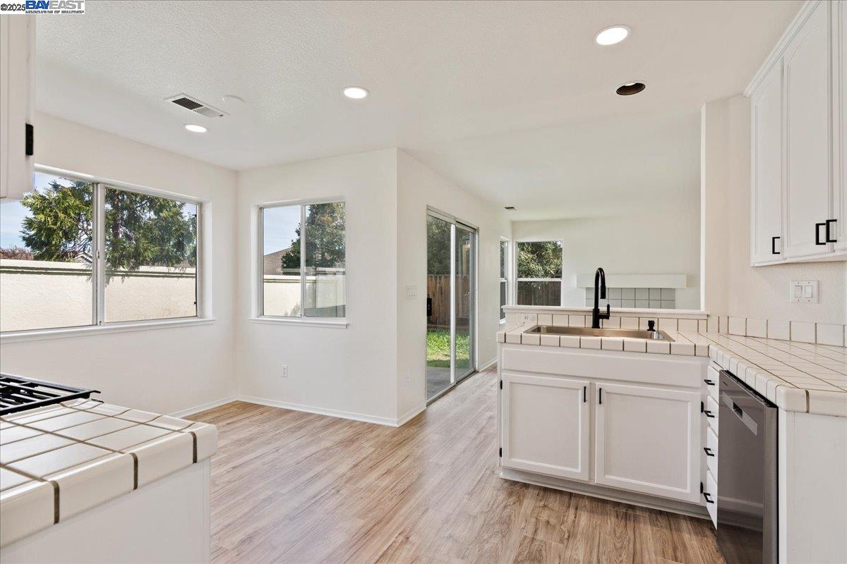 Detail Gallery Image 8 of 29 For 1605 Mount Silliman Way, Antioch,  CA 94531 - 3 Beds | 2/1 Baths