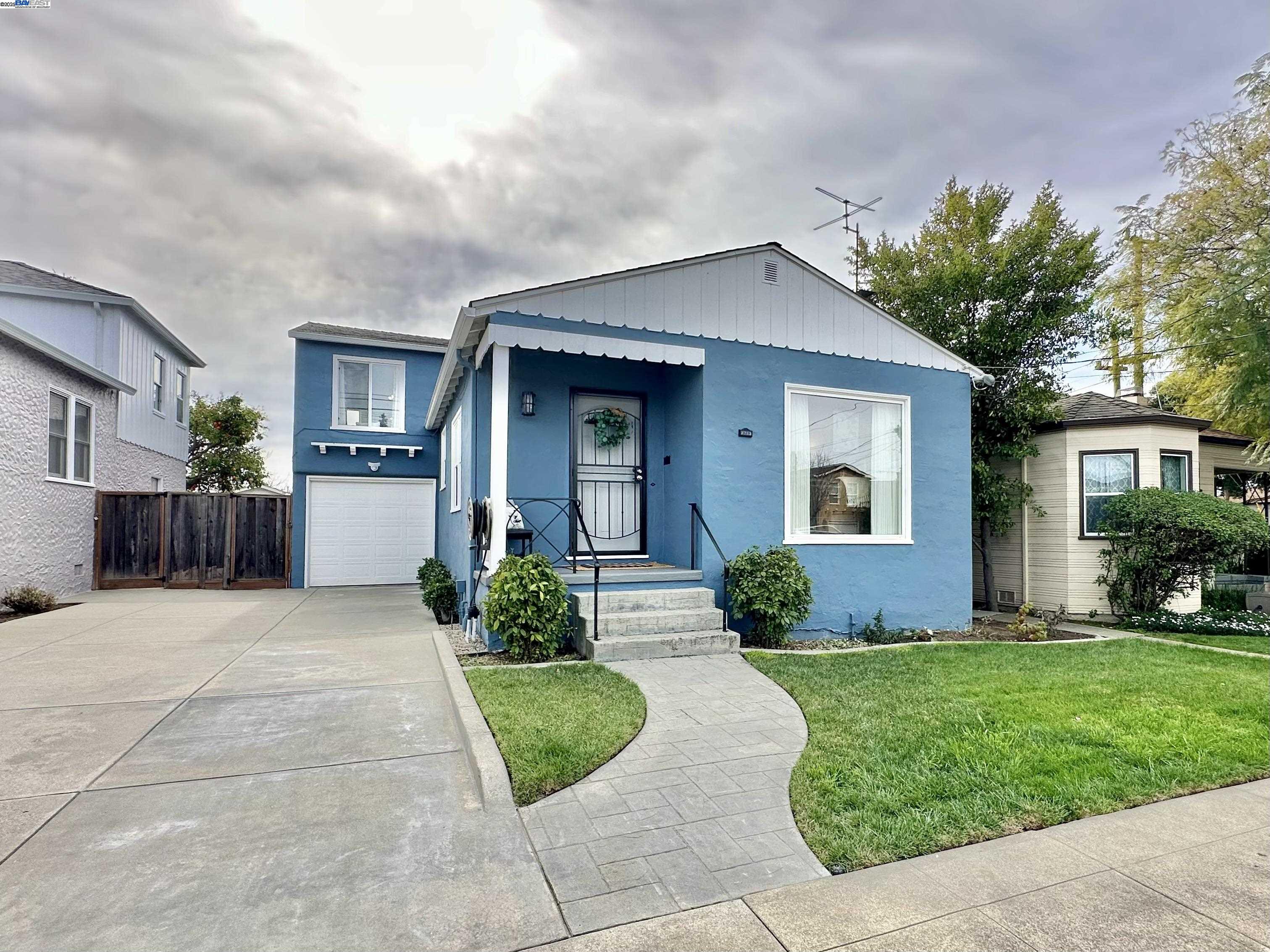 Detail Gallery Image 1 of 1 For 325 Belleview Dr, San Leandro,  CA 94577 - 3 Beds | 2 Baths