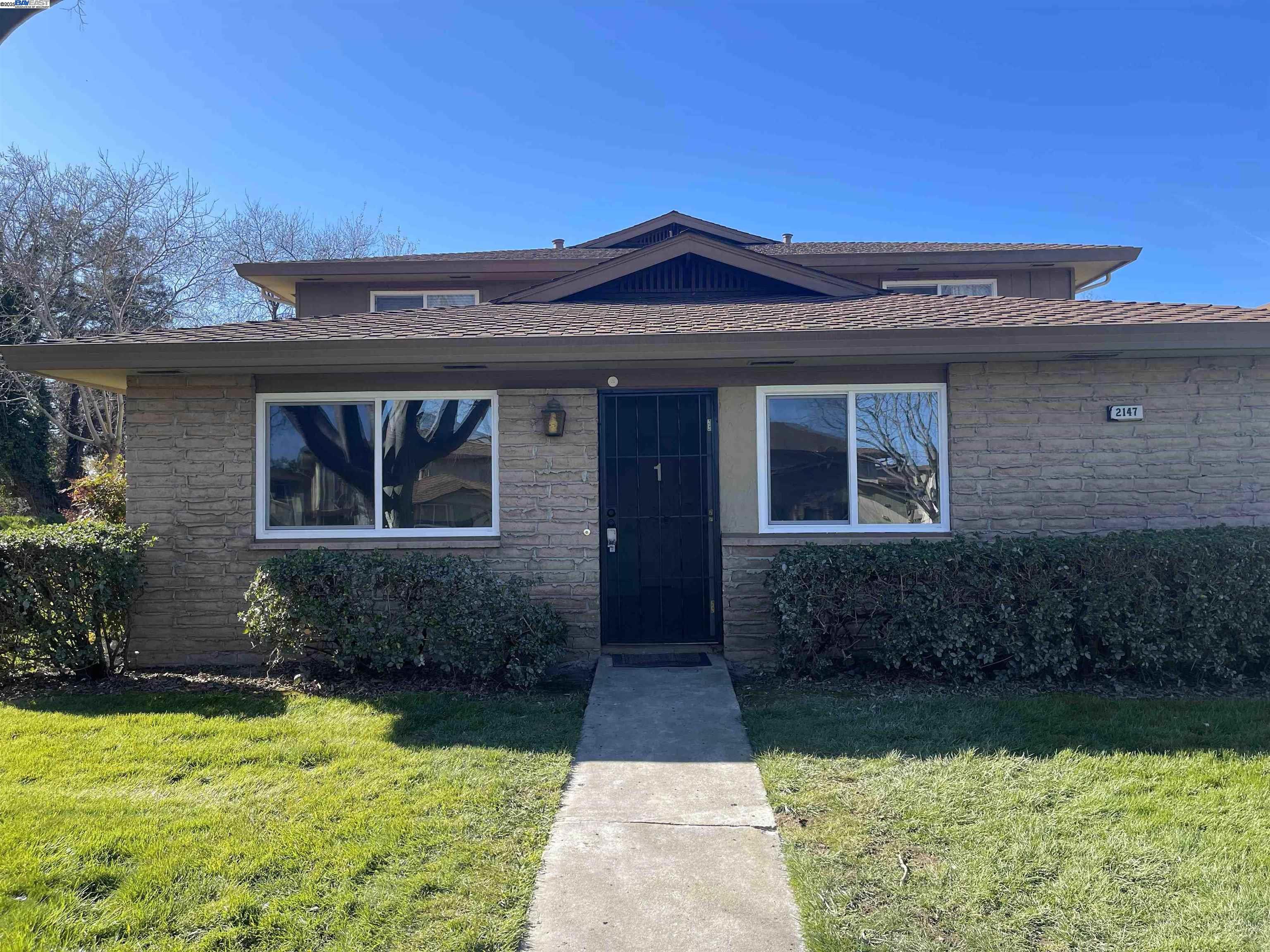 Browse active condo listings in EDGEBROOK
