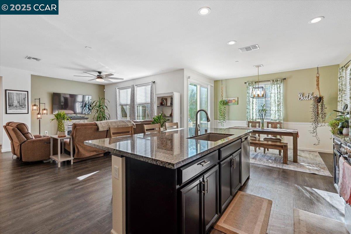 Detail Gallery Image 9 of 25 For 4528 Benton St, Antioch,  CA 94531 - 4 Beds | 2/1 Baths