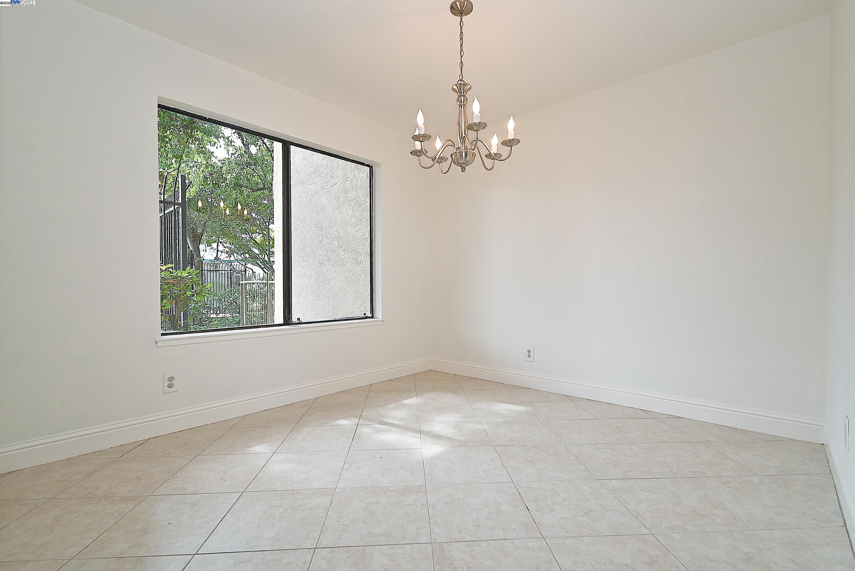 Detail Gallery Image 11 of 30 For 1117 Ironwood Rd, Alameda,  CA 94502 - 2 Beds | 2/1 Baths