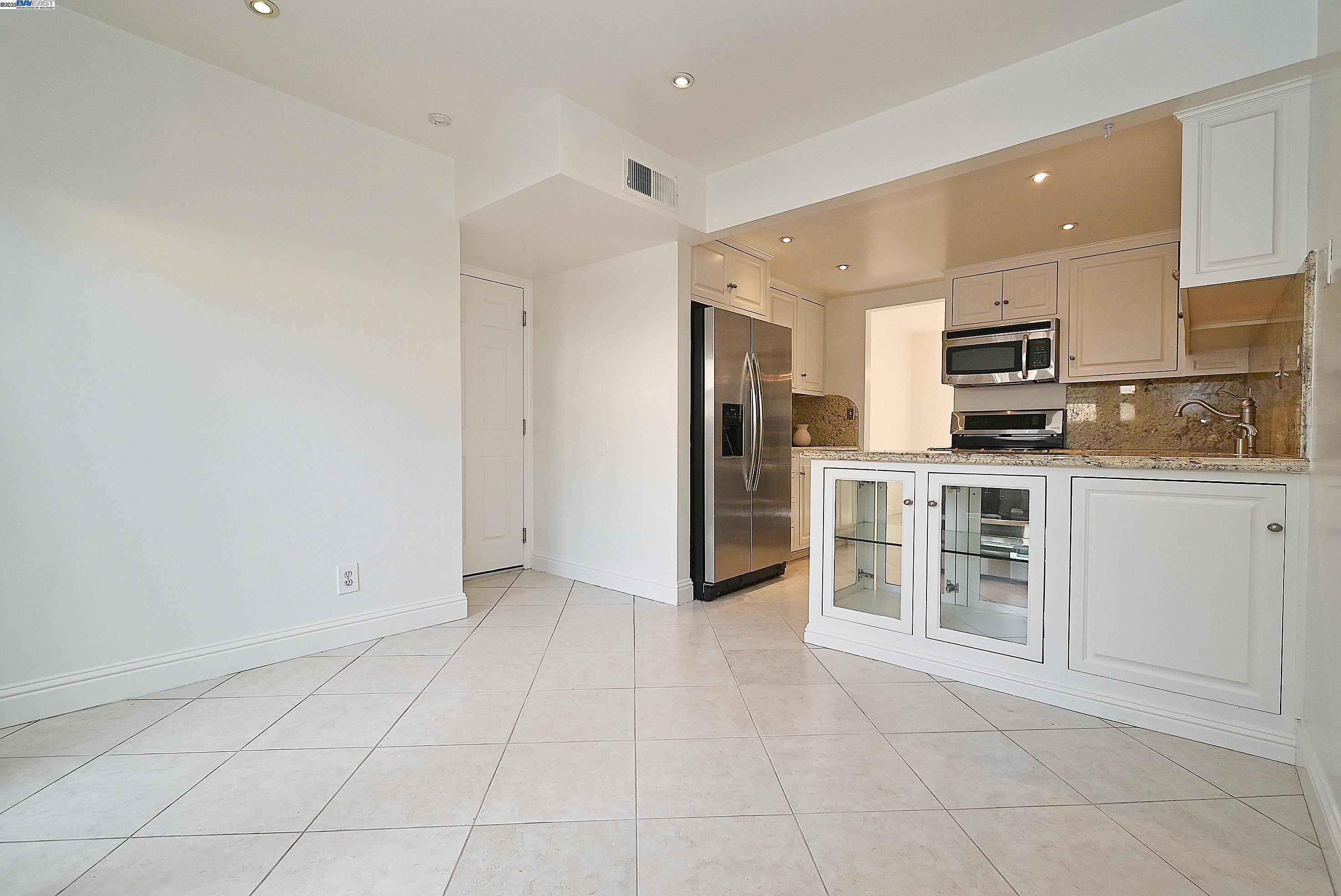 Detail Gallery Image 4 of 30 For 1117 Ironwood Rd, Alameda,  CA 94502 - 2 Beds | 2/1 Baths