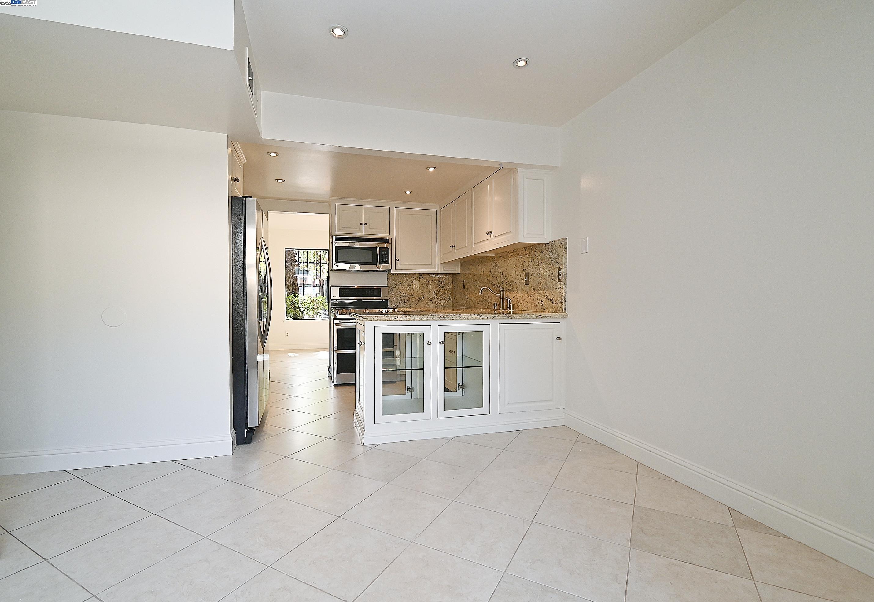 Detail Gallery Image 5 of 30 For 1117 Ironwood Rd, Alameda,  CA 94502 - 2 Beds | 2/1 Baths