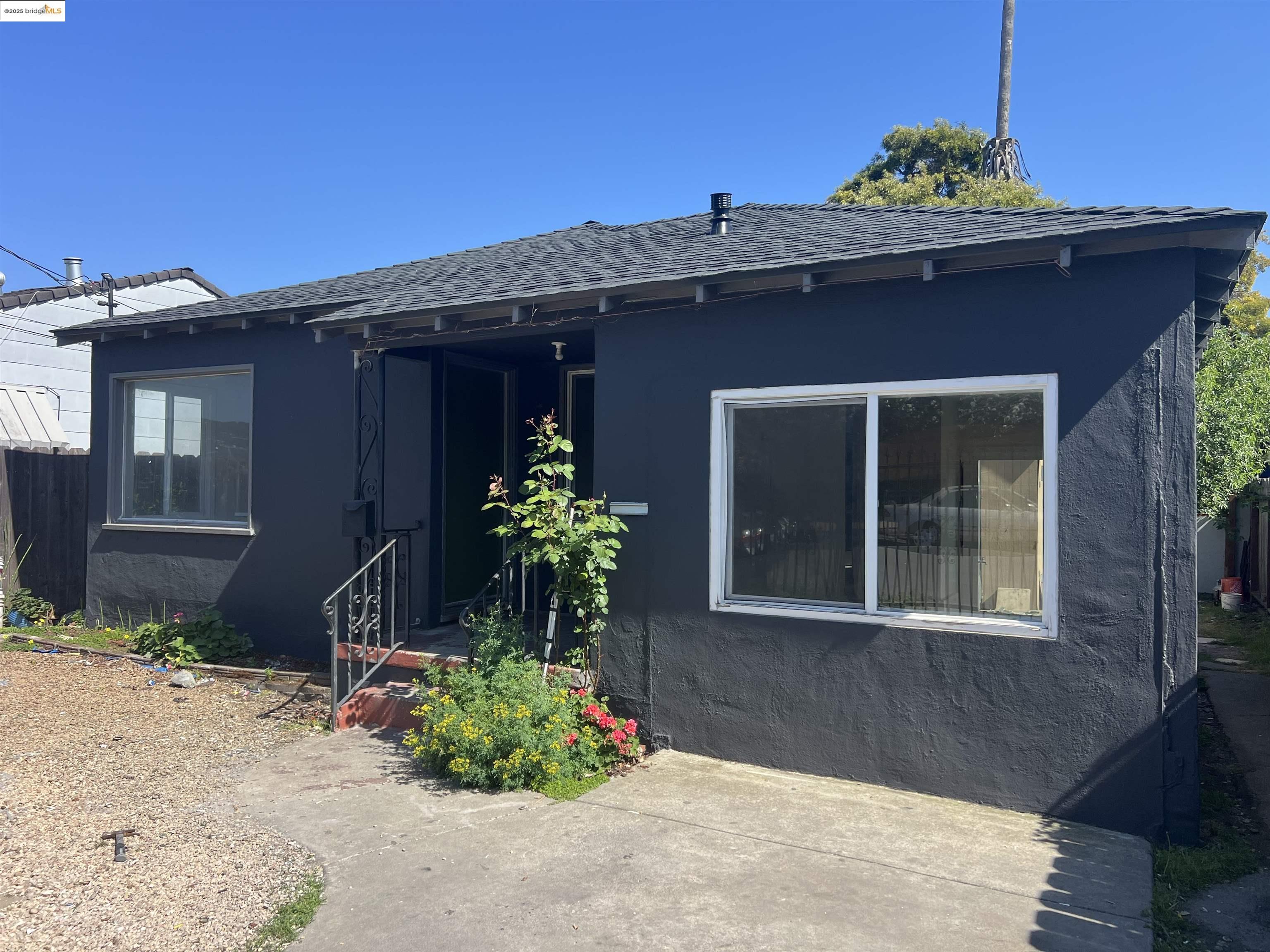Detail Gallery Image 1 of 1 For 920 69th Ave, Oakland,  CA 94621 - 2 Beds | 1 Baths