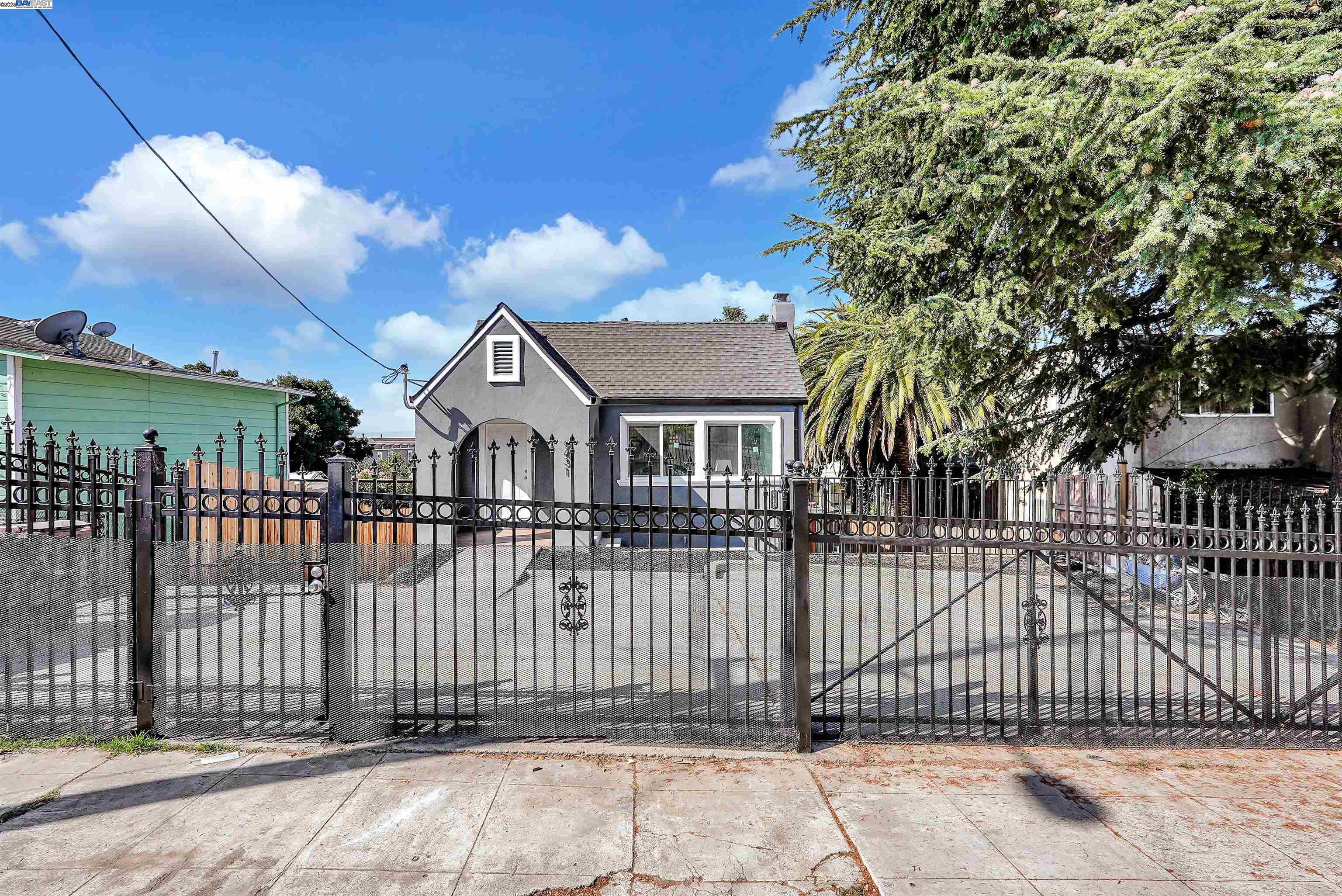 Detail Gallery Image 1 of 1 For 9431 Thermal St, Oakland,  CA 94605 - 6 Beds | 4 Baths