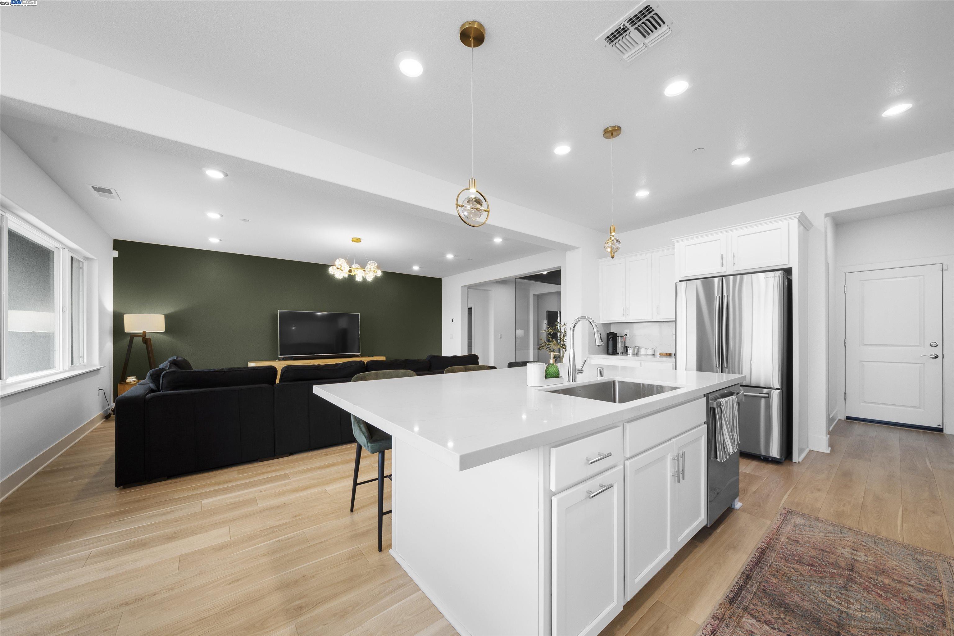 Detail Gallery Image 11 of 52 For 2743 Irish Meadow Way, Lathrop,  CA 95330 - 3 Beds | 3/1 Baths