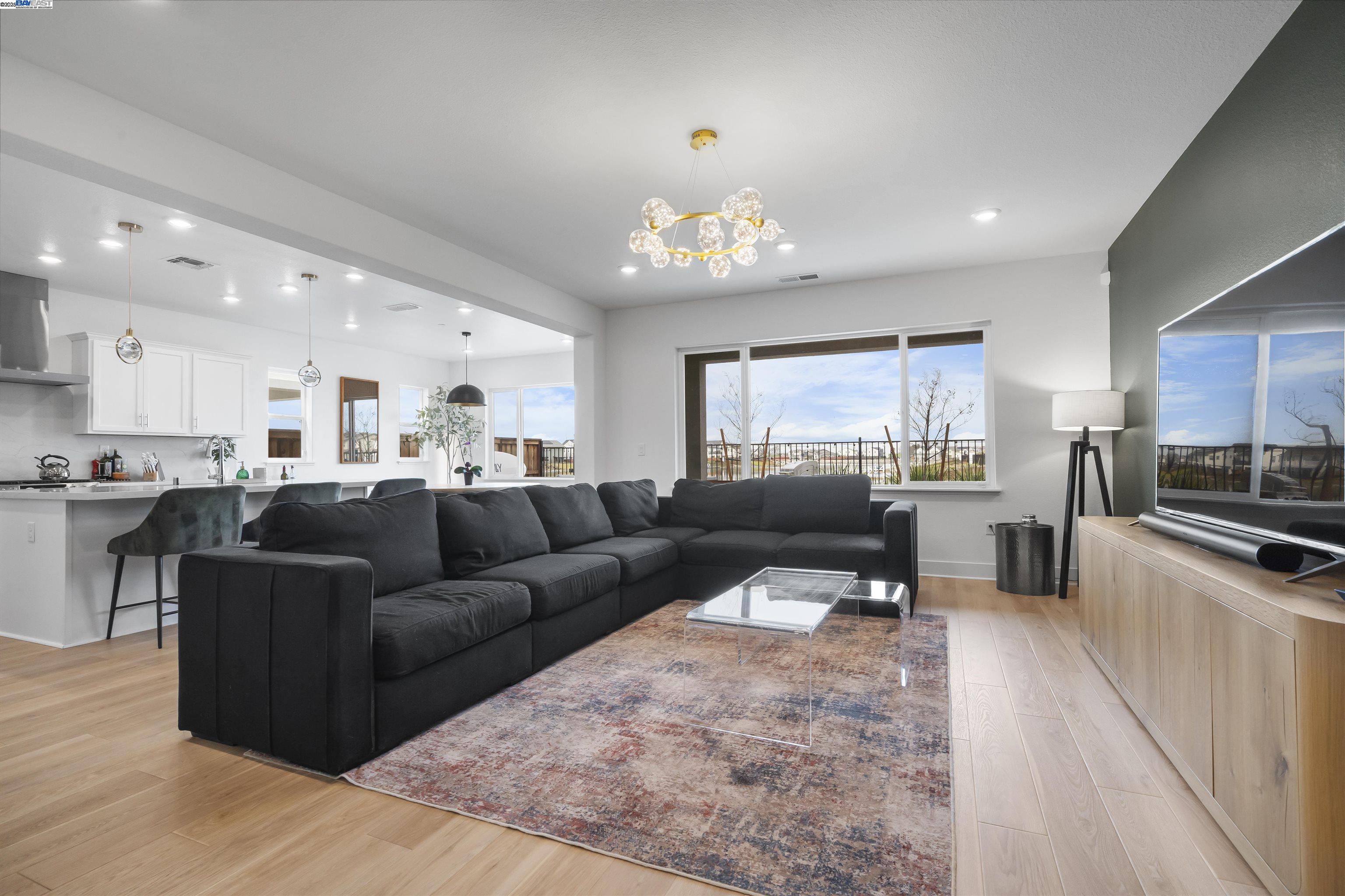 Detail Gallery Image 3 of 52 For 2743 Irish Meadow Way, Lathrop,  CA 95330 - 3 Beds | 3/1 Baths
