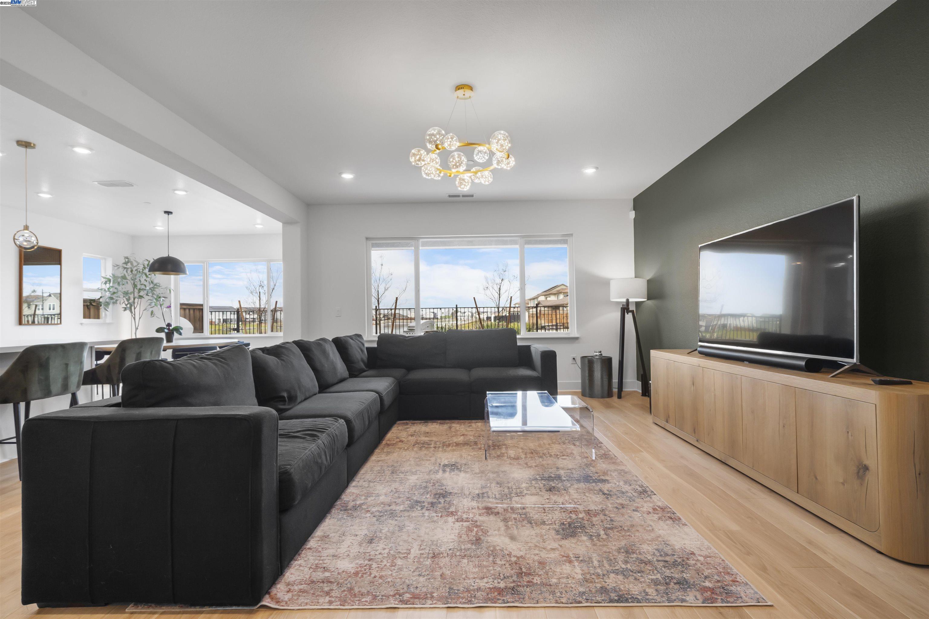 Detail Gallery Image 4 of 52 For 2743 Irish Meadow Way, Lathrop,  CA 95330 - 3 Beds | 3/1 Baths