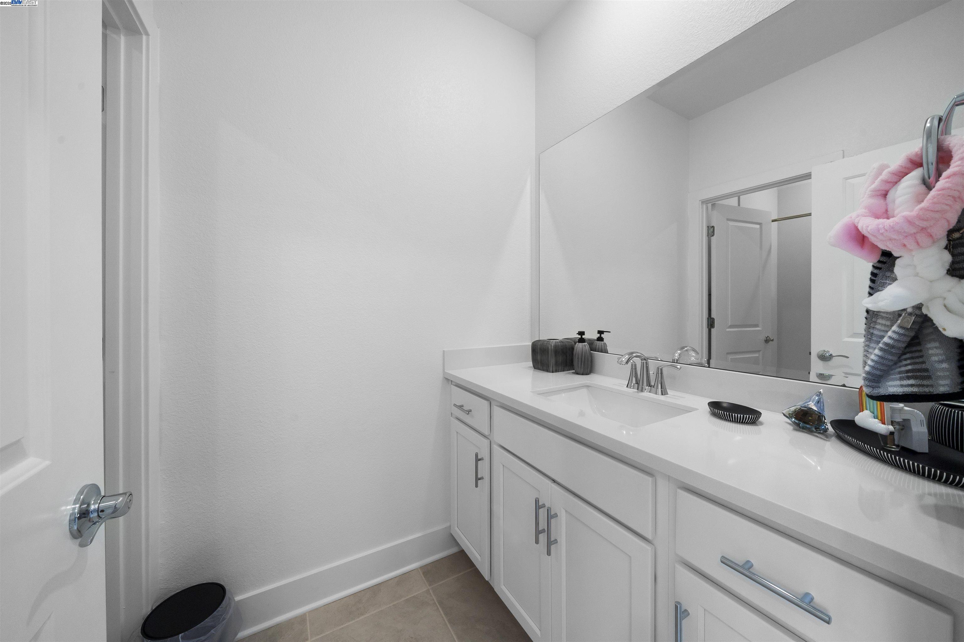 Detail Gallery Image 31 of 52 For 2743 Irish Meadow Way, Lathrop,  CA 95330 - 3 Beds | 3/1 Baths