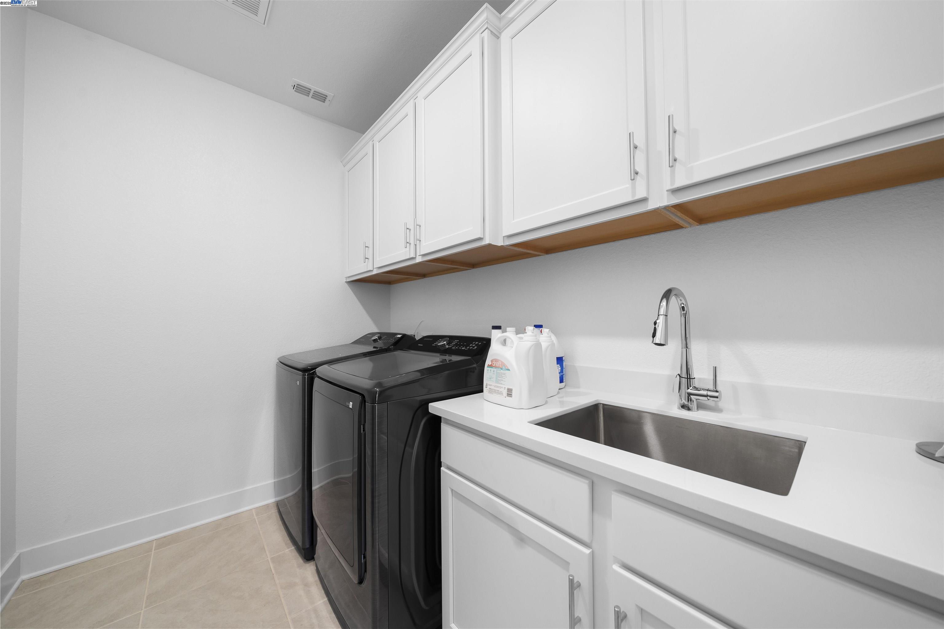 Detail Gallery Image 34 of 52 For 2743 Irish Meadow Way, Lathrop,  CA 95330 - 3 Beds | 3/1 Baths