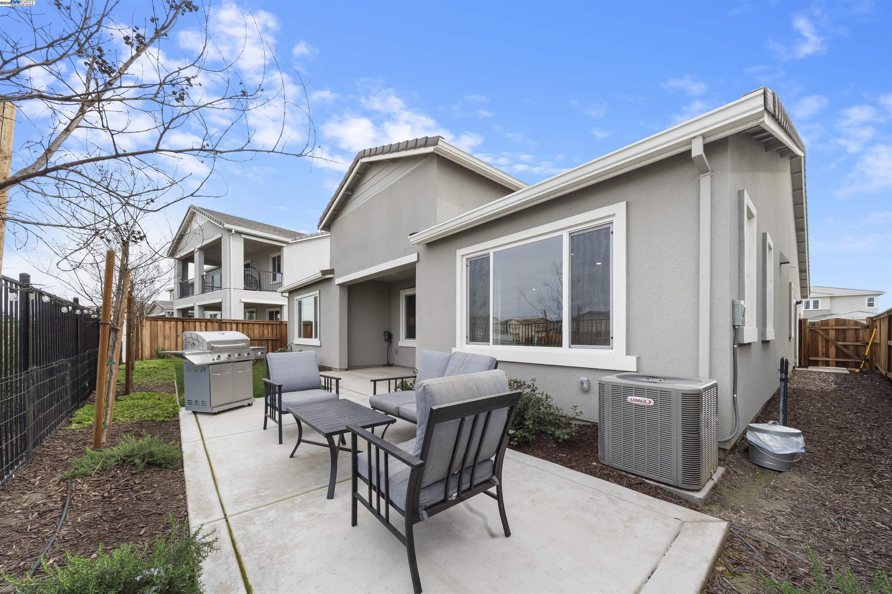 Detail Gallery Image 40 of 52 For 2743 Irish Meadow Way, Lathrop,  CA 95330 - 3 Beds | 3/1 Baths
