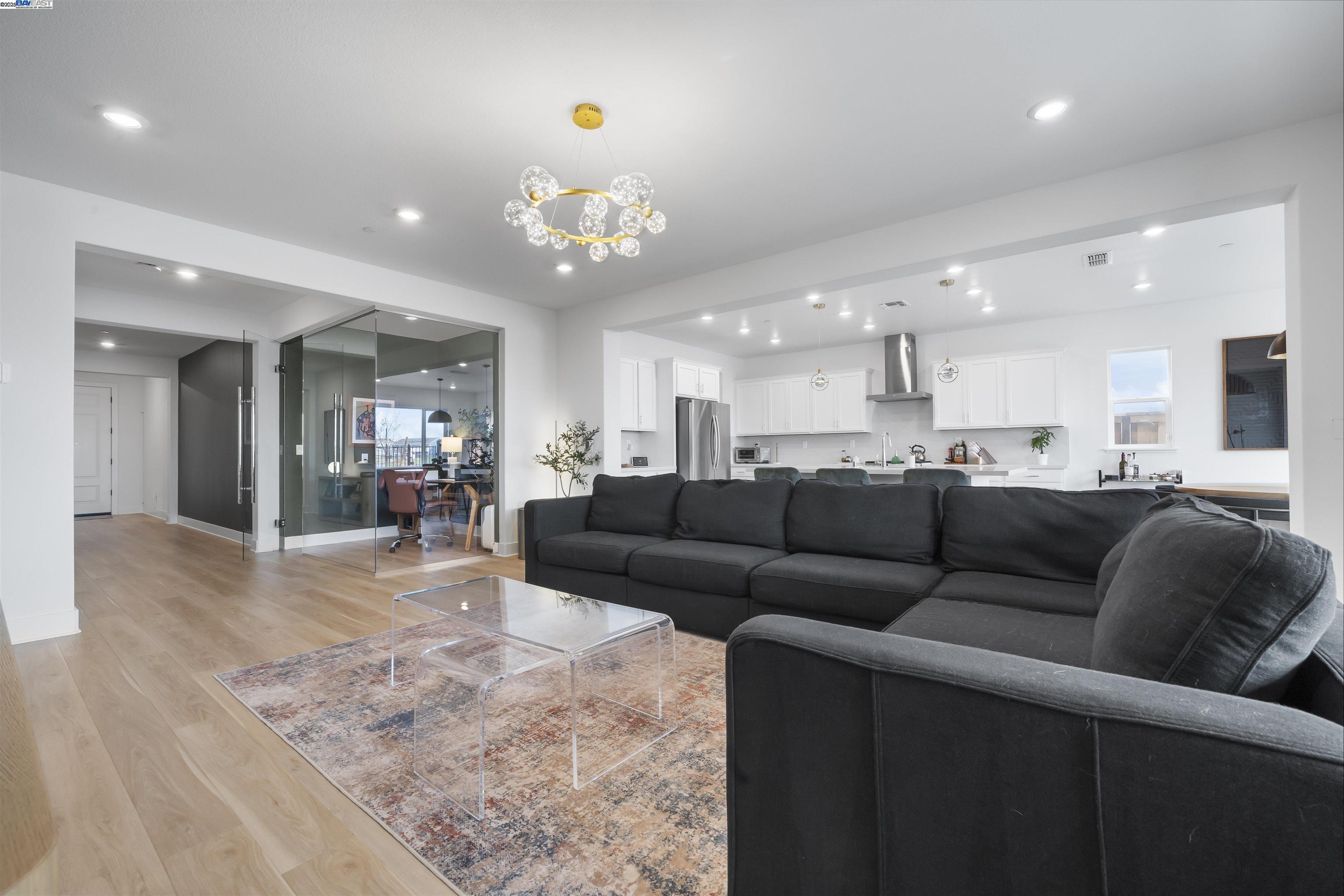 Detail Gallery Image 5 of 52 For 2743 Irish Meadow Way, Lathrop,  CA 95330 - 3 Beds | 3/1 Baths