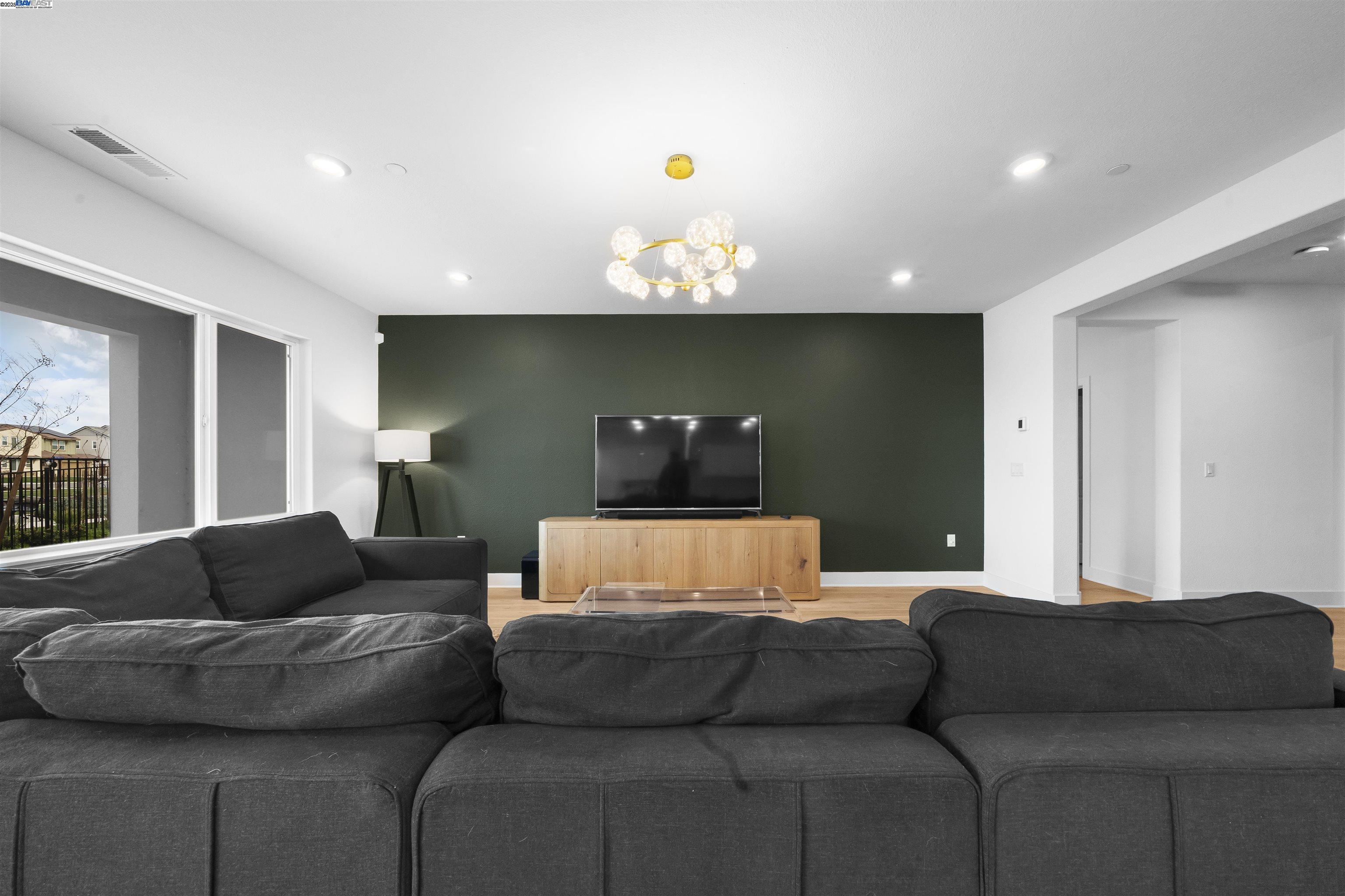 Detail Gallery Image 6 of 52 For 2743 Irish Meadow Way, Lathrop,  CA 95330 - 3 Beds | 3/1 Baths