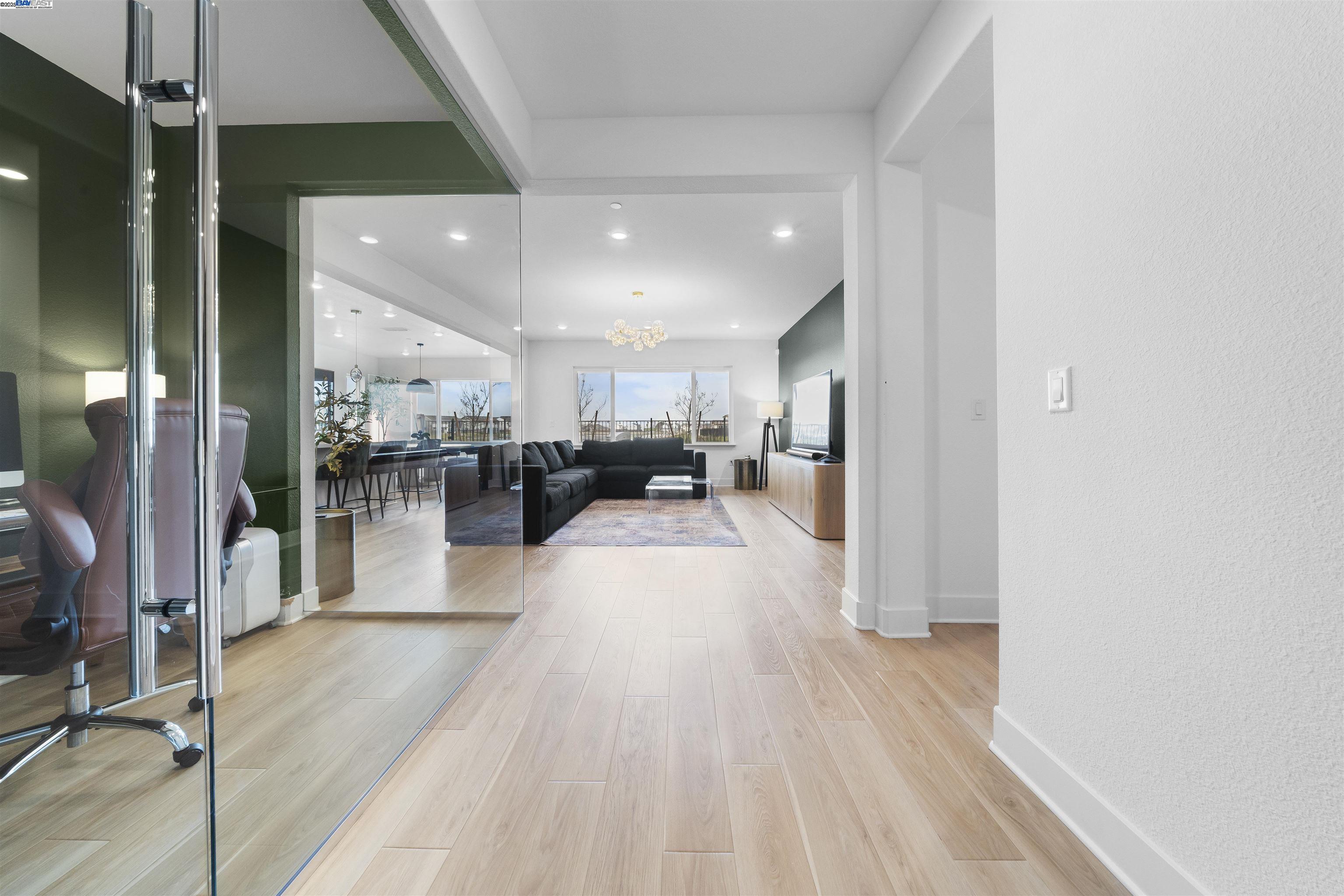 Detail Gallery Image 8 of 52 For 2743 Irish Meadow Way, Lathrop,  CA 95330 - 3 Beds | 3/1 Baths