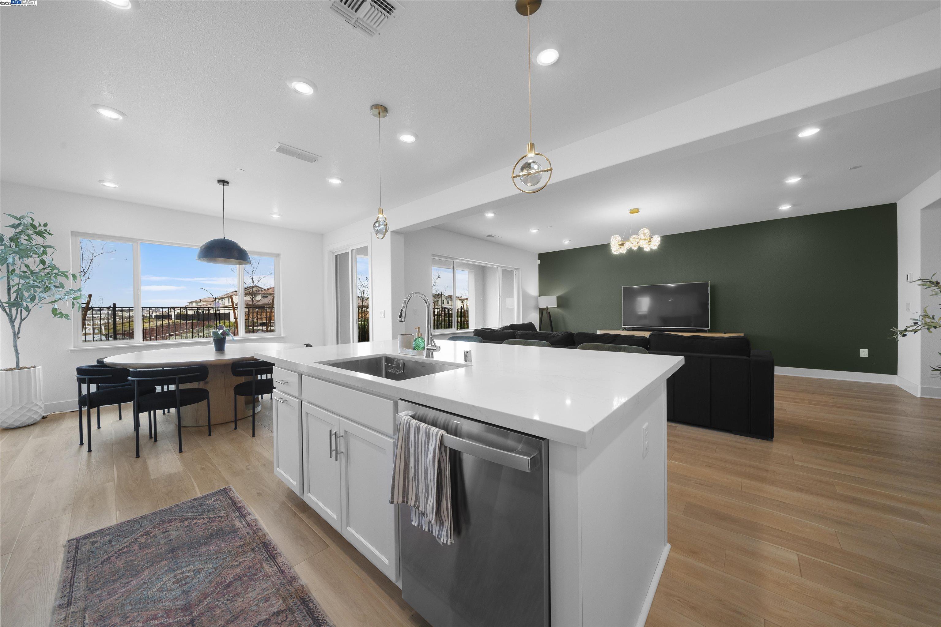 Detail Gallery Image 10 of 52 For 2743 Irish Meadow Way, Lathrop,  CA 95330 - 3 Beds | 3/1 Baths