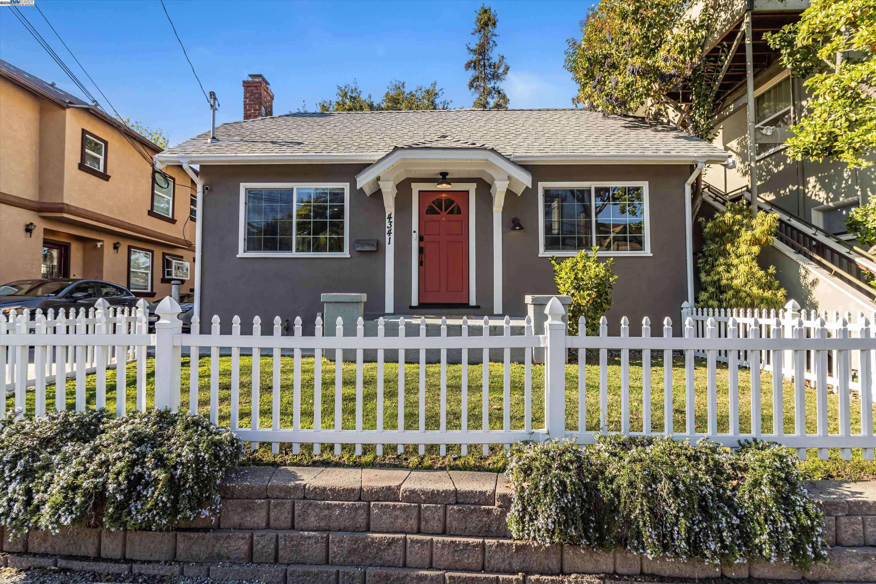 Detail Gallery Image 1 of 1 For 4341 Leach Ave, Oakland,  CA 94602 - 3 Beds | 2 Baths