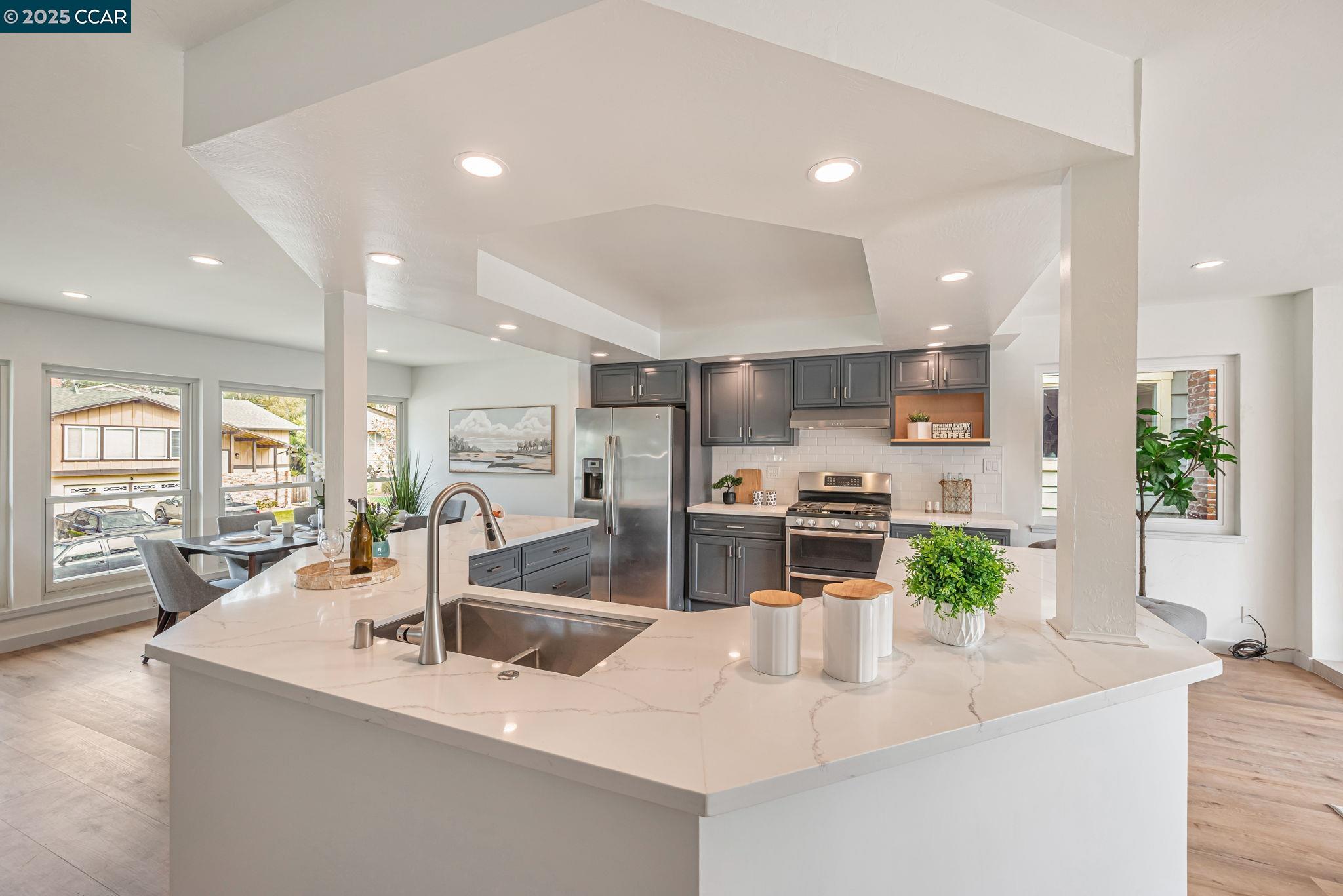 Detail Gallery Image 10 of 40 For 170 Yolo Ct, San Bruno,  CA 94066 - 5 Beds | 3 Baths