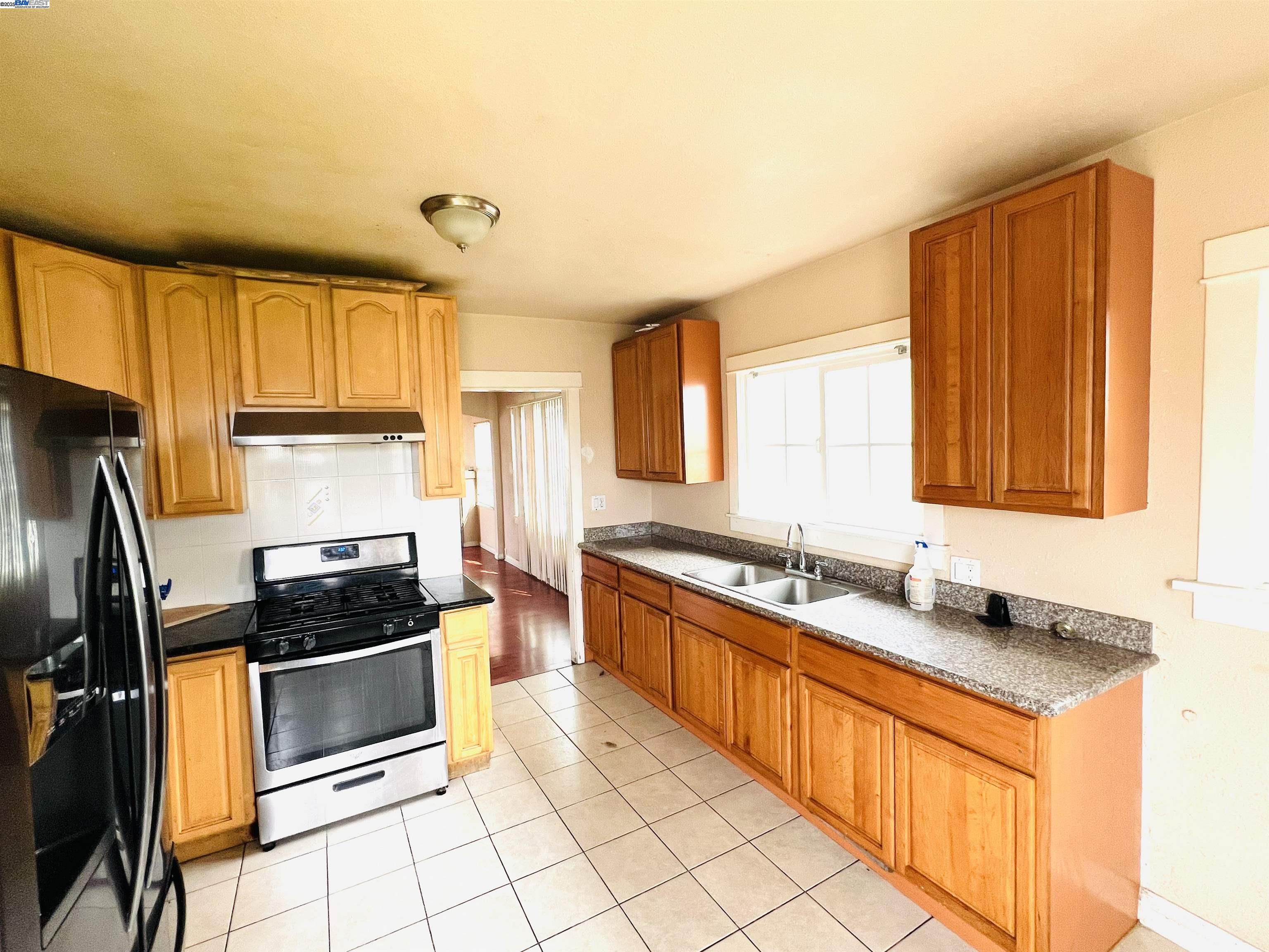 5525 Harvey Ave, Oakland, California 94621, 2 Bedrooms Bedrooms, 5 Rooms Rooms,1 BathroomBathrooms,Residential,For Sale,5525 Harvey Ave,41087722