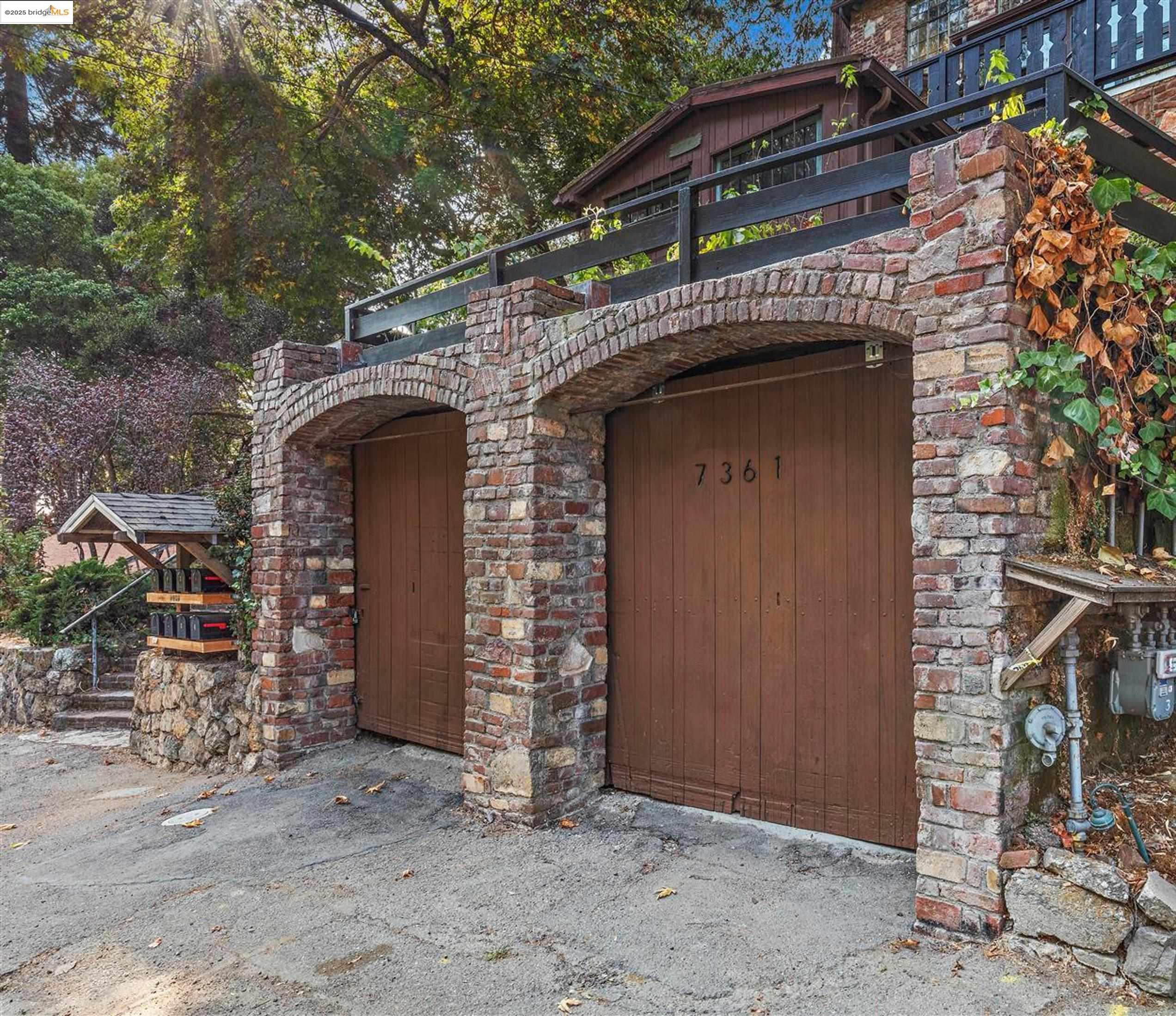 Detail Gallery Image 2 of 18 For 7361 Claremont Ave, Oakland,  CA 94705 - 10 Beds | 5 Baths