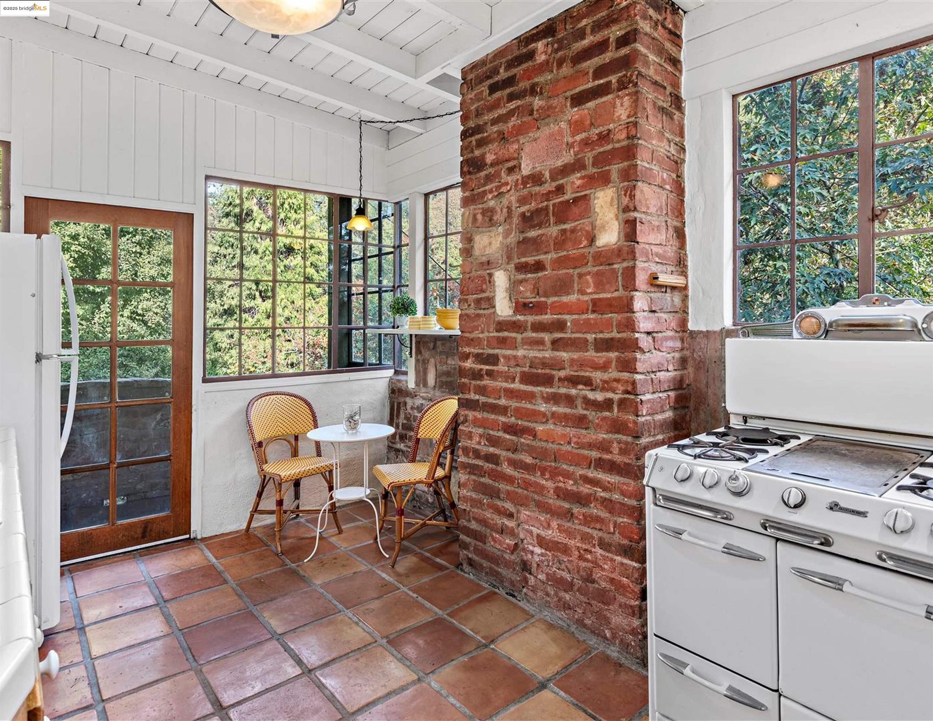 Detail Gallery Image 7 of 18 For 7361 Claremont Ave, Oakland,  CA 94705 - 10 Beds | 5 Baths