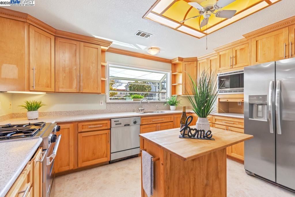 Detail Gallery Image 25 of 60 For 2391 Belvedere Ave, San Leandro,  CA 94577 - 4 Beds | 2 Baths