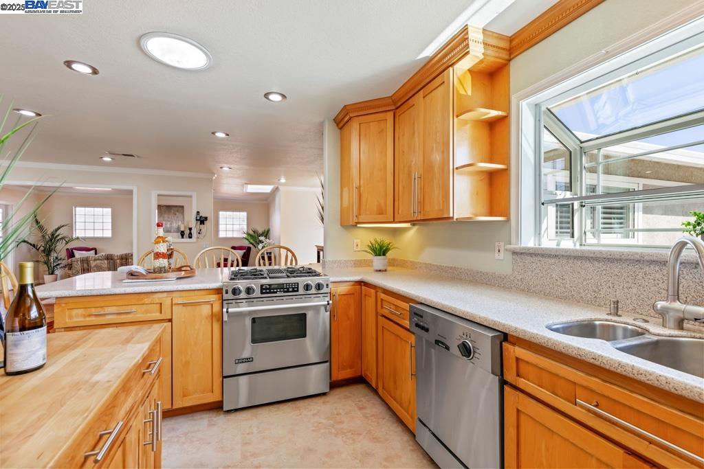 Detail Gallery Image 4 of 60 For 2391 Belvedere Ave, San Leandro,  CA 94577 - 4 Beds | 2 Baths