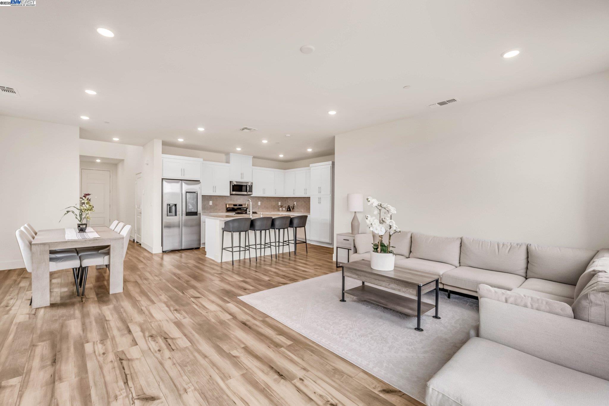 Detail Gallery Image 4 of 33 For 5796 Markham Ct, Tracy,  CA 95377 - 4 Beds | 3 Baths