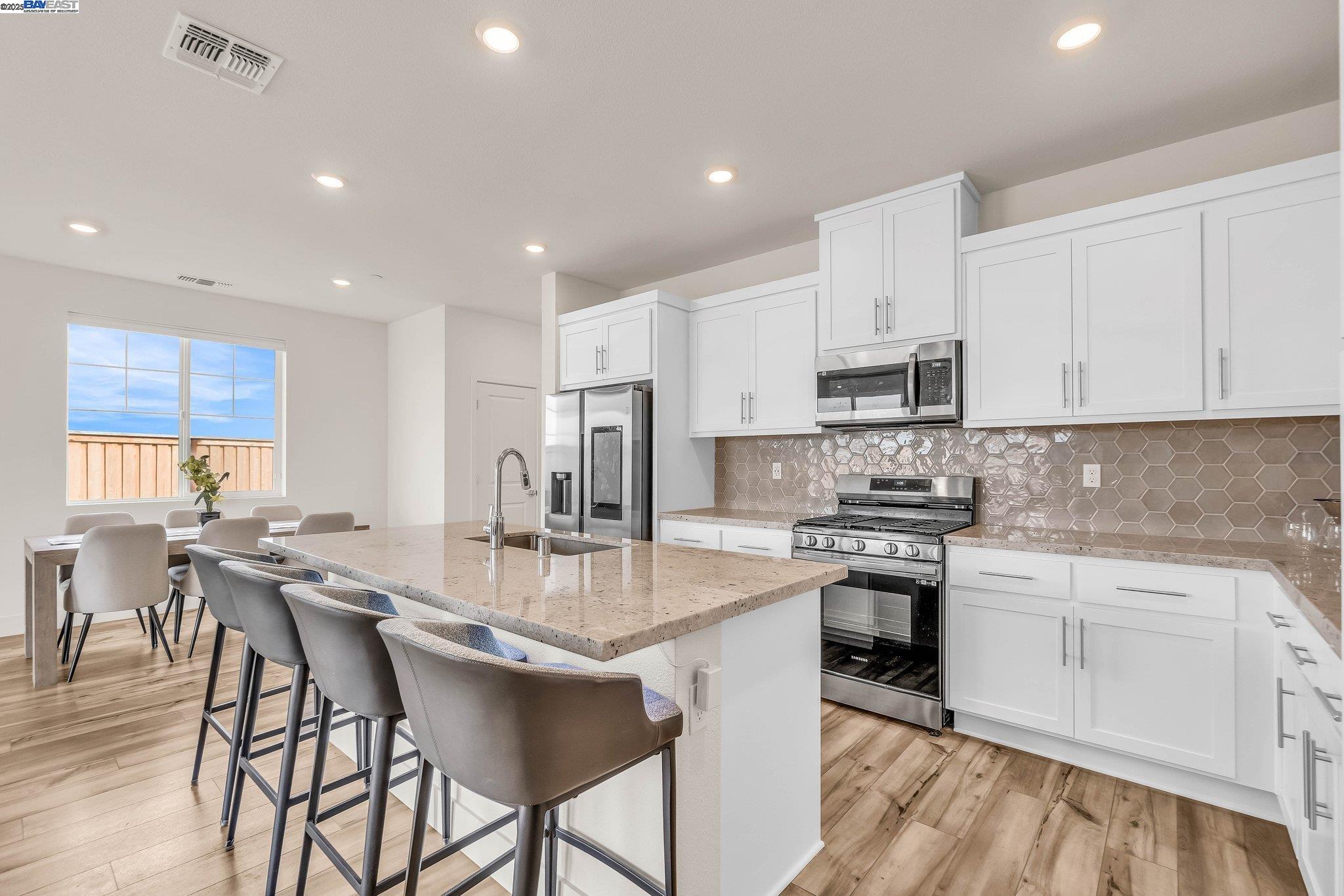 Detail Gallery Image 5 of 33 For 5796 Markham Ct, Tracy,  CA 95377 - 4 Beds | 3 Baths
