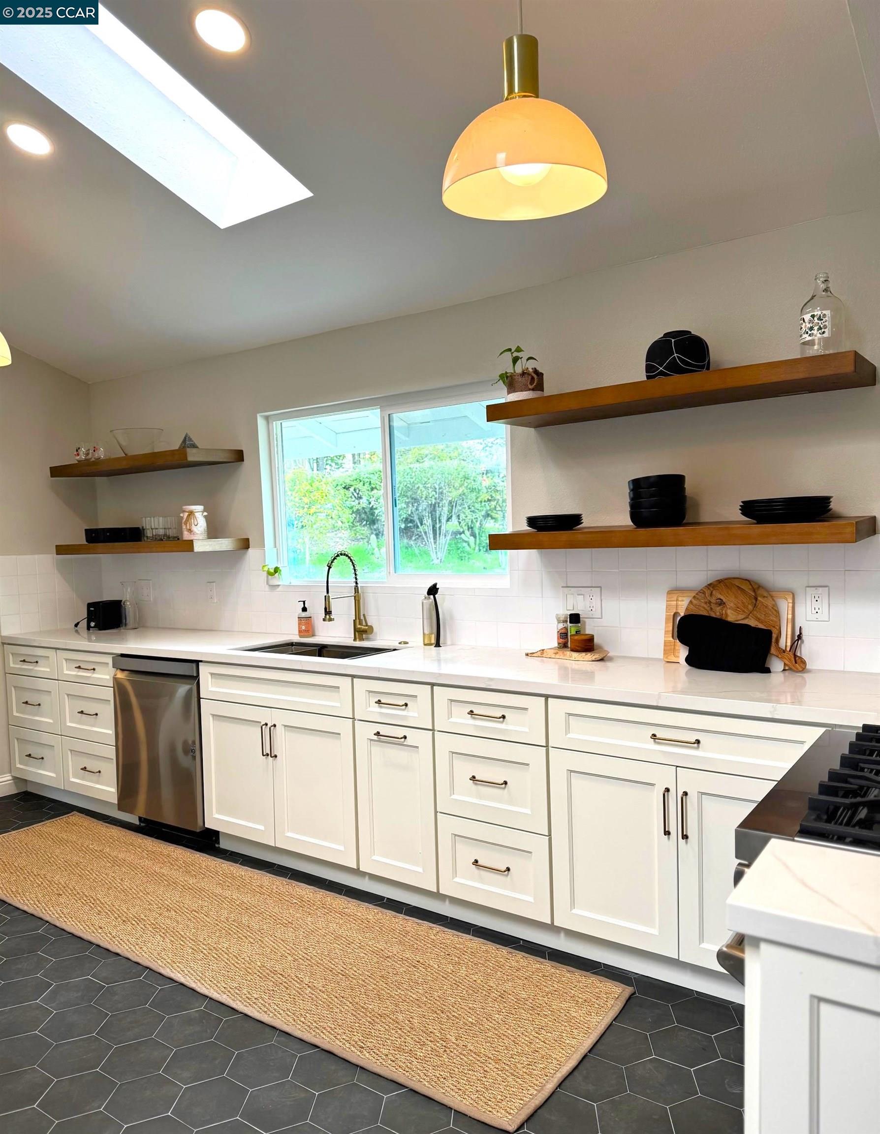 Detail Gallery Image 1 of 1 For 2225 Overlook Dr, Walnut Creek,  CA 94597 - 3 Beds | 2 Baths