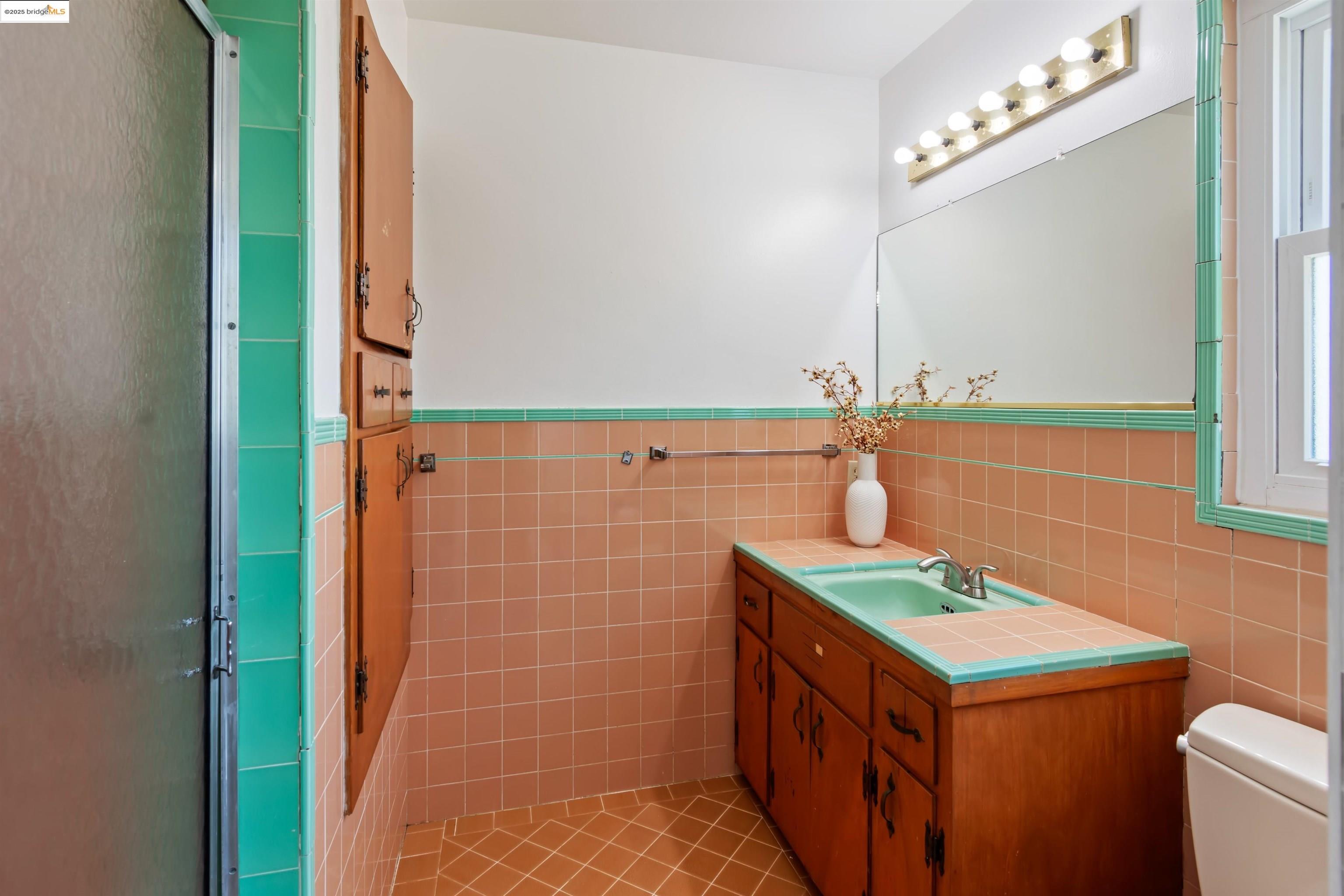 Detail Gallery Image 12 of 22 For 2509 Tulare Ave, El Cerrito,  CA 94530 - 3 Beds | 2/1 Baths