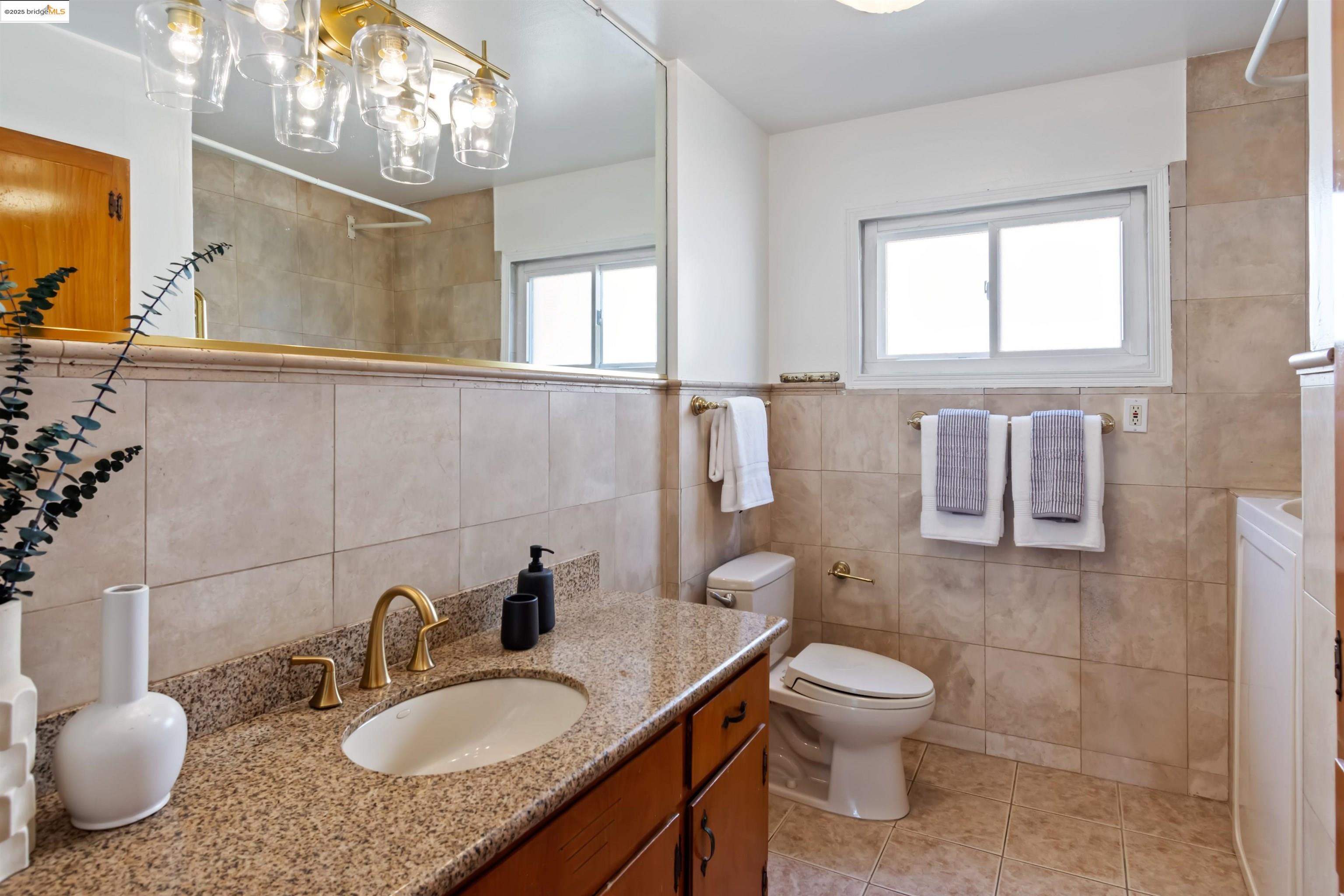 Detail Gallery Image 15 of 22 For 2509 Tulare Ave, El Cerrito,  CA 94530 - 3 Beds | 2/1 Baths