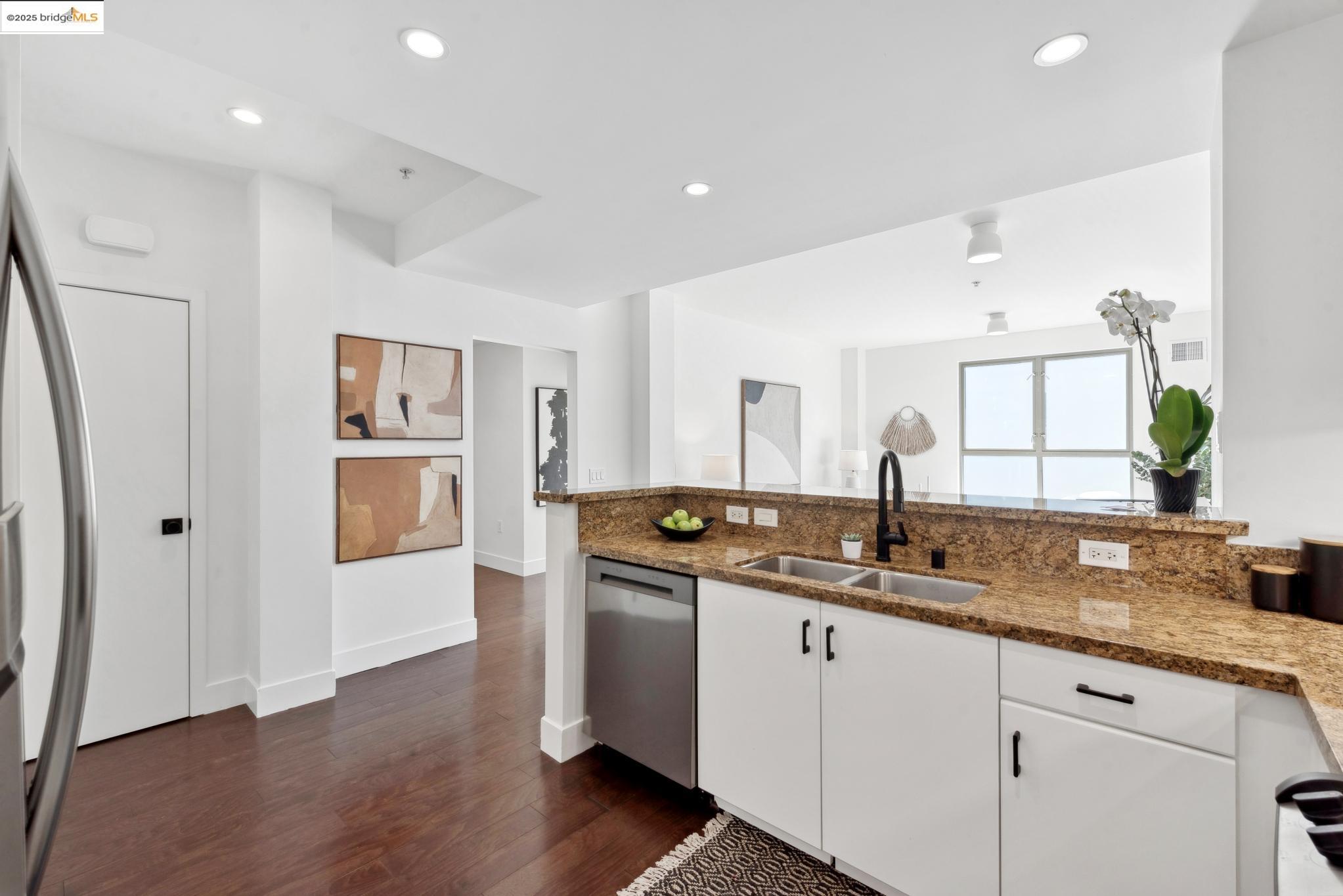438 W Grand Ave # 717, Oakland, California 94612, 1 Bedroom Bedrooms, 4 Rooms Rooms,1 BathroomBathrooms,Residential,For Sale,438 W Grand Ave # 717,41087984