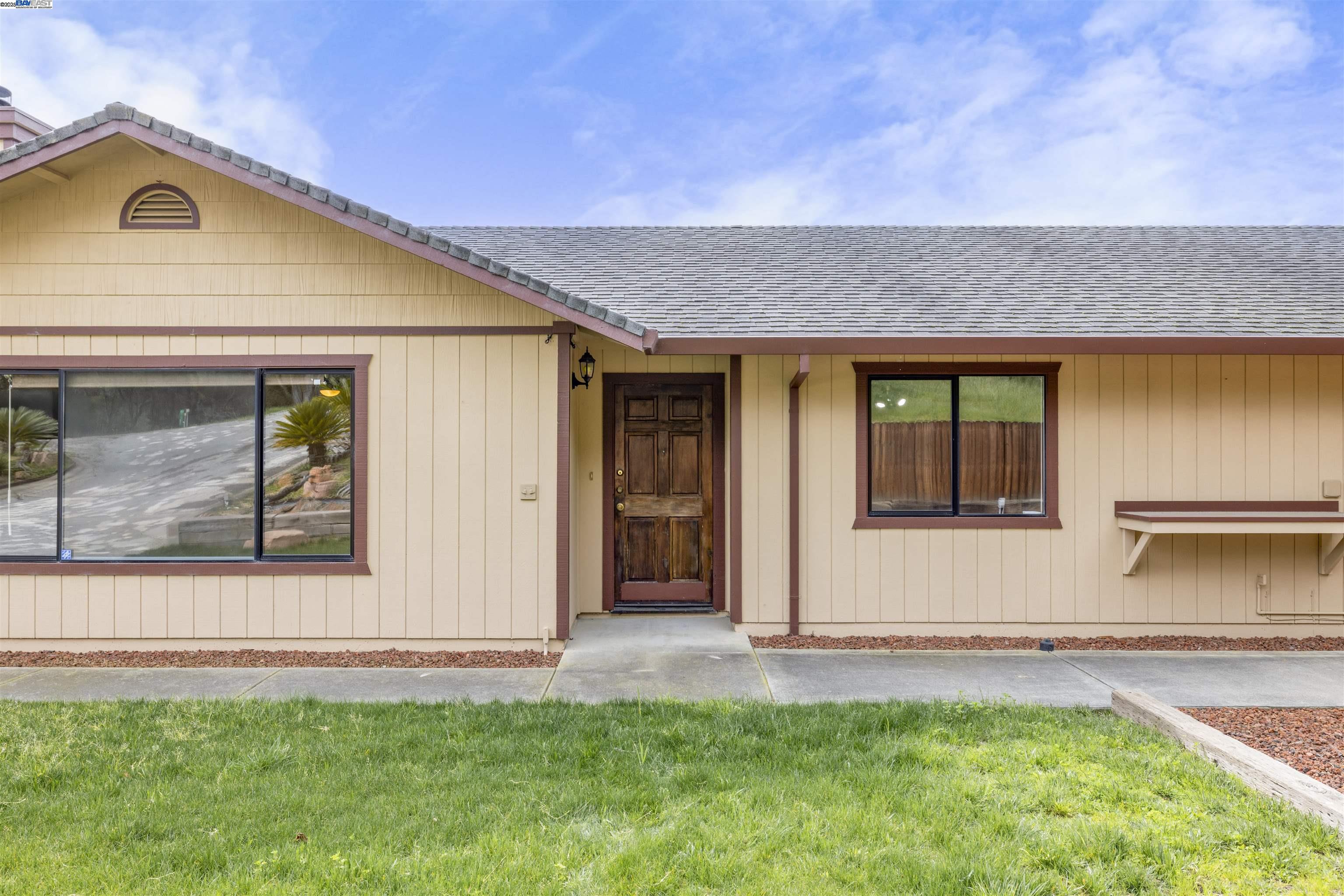 Detail Gallery Image 4 of 44 For 6739 Leon Dr, Salinas,  CA 93907 - 3 Beds | 2 Baths