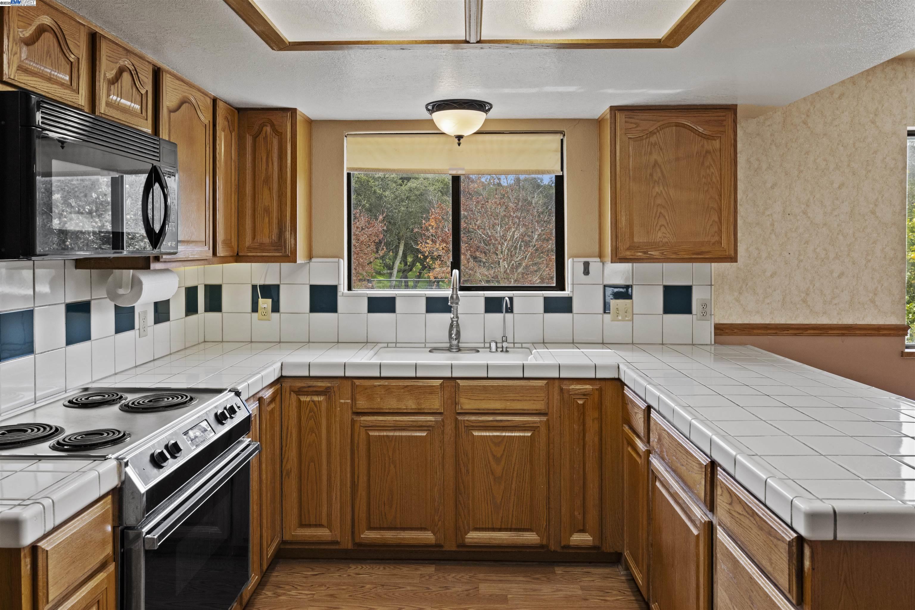 Detail Gallery Image 8 of 44 For 6739 Leon Dr, Salinas,  CA 93907 - 3 Beds | 2 Baths