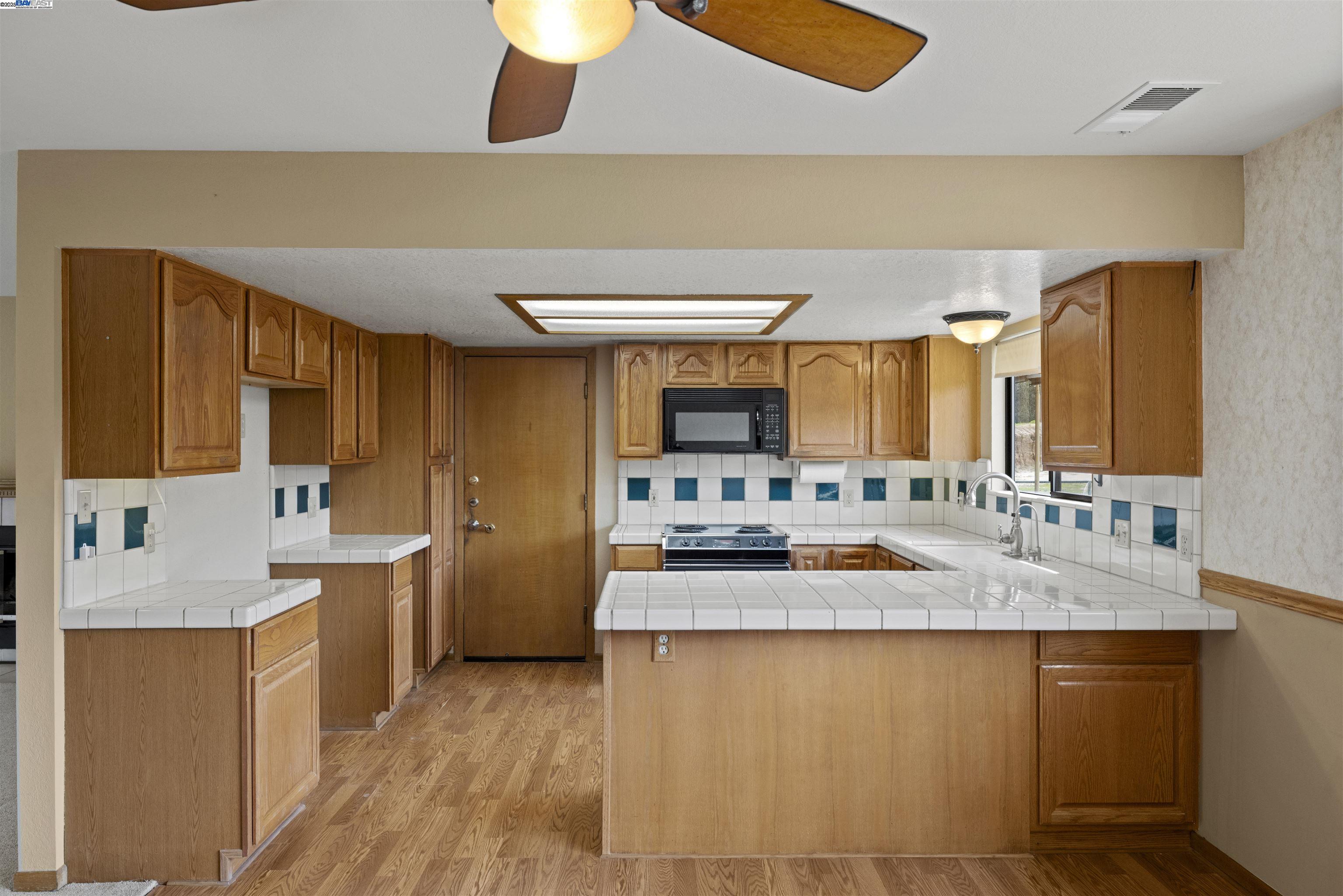 Detail Gallery Image 9 of 44 For 6739 Leon Dr, Salinas,  CA 93907 - 3 Beds | 2 Baths
